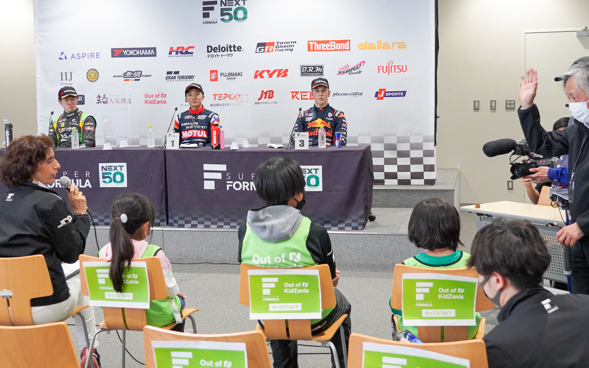 予選後の会見にはOut of KidZaniaジャーナリストが参加し、予選トップ3のドライバーに鋭い質問を投げかけ、ドライバーを右往左往させていた