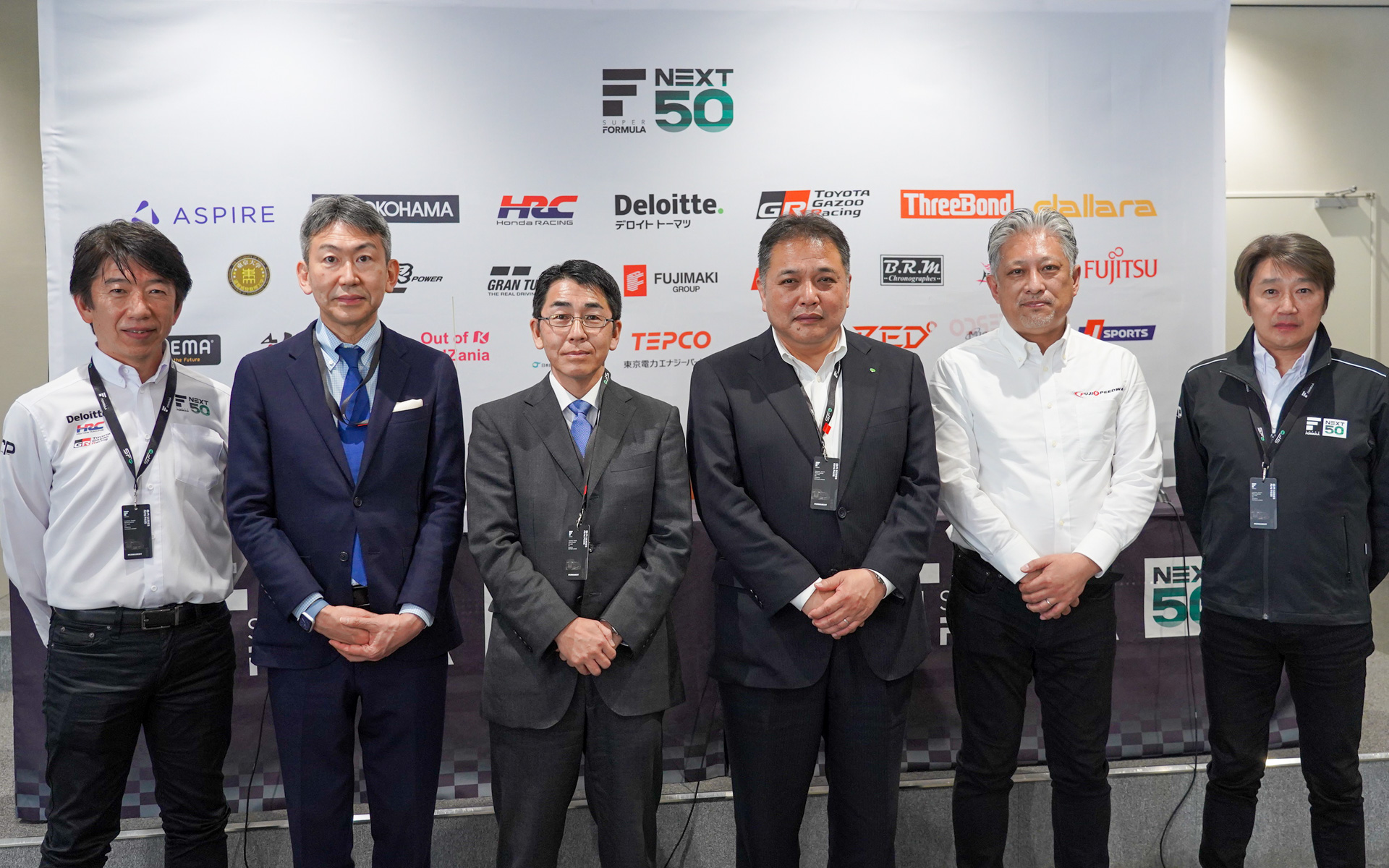 左からJRP 上野社長、ホンダモビリティランド株式会社 代表取締役社長 田中薫氏、株式会社オートポリス 代表取締役社長 三好理文氏、株式会社菅生 代表取締役社長 遠藤渉氏、富士スピードウェイ株式会社 代表取締役社長 酒井良氏、JRP 近藤次期会長