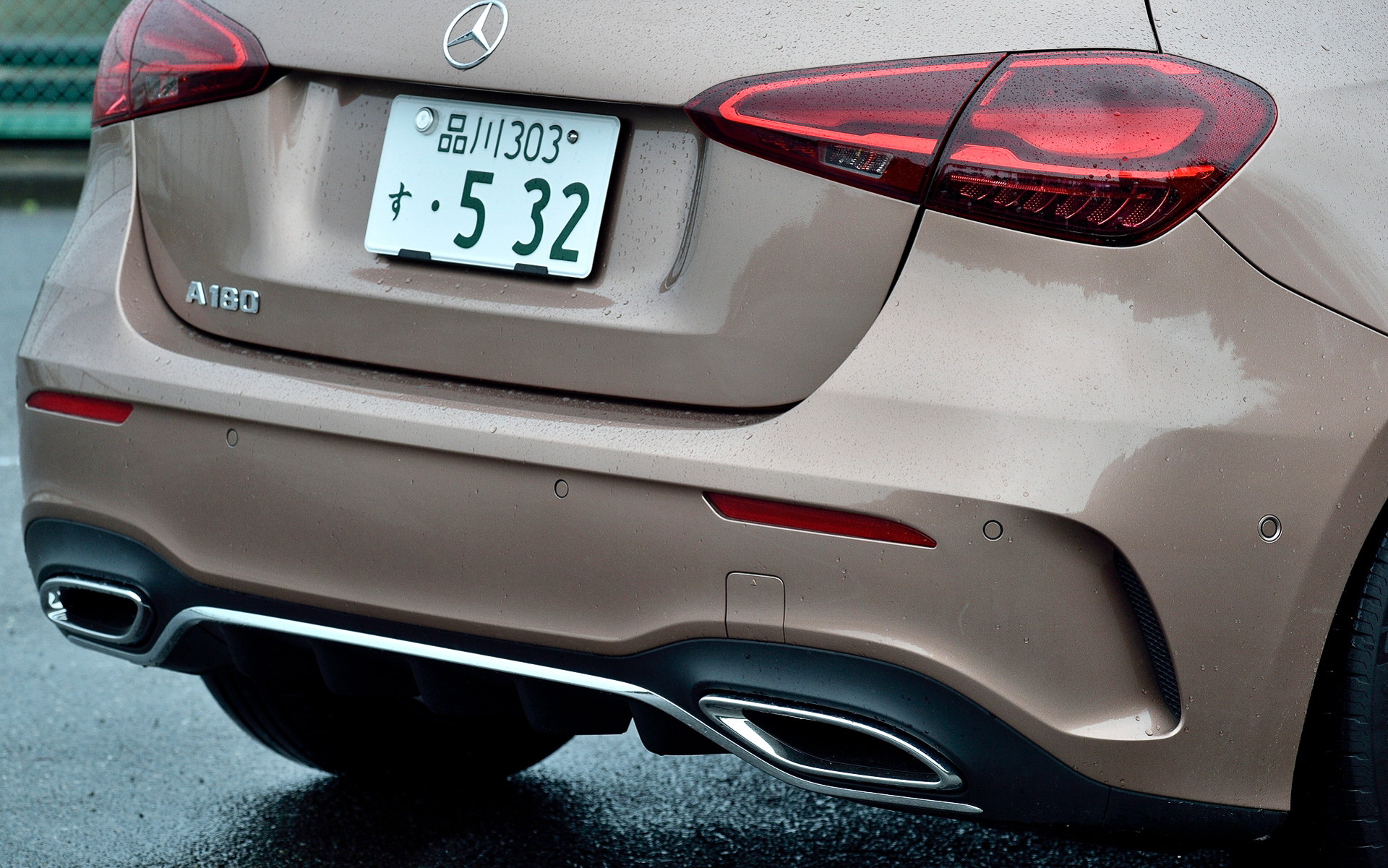 新型Aクラスのフロントまわりはボンネットにパワードームを備え、疾走感あるプロポーションに変更。サメの尖った鼻先を連想させる前傾したフロントエンドによってシャープさを強調しつつ、「AMGライン」ではマットクローム仕上げの小さなスリーポインテッドスターが無数に散りばめられたシングルルーバータイプの「スターパターンフロントグリル」を採用。リアまわりでは新デザインのリアディフューザーを採用するとともに、LEDリアコンビネーションランプのデザインを水平基調にすることでよりシャープな印象を付与した。足下は標準仕様には17インチ5ツインスポークアルミホイールを、AMGラインには18インチ5ツインスポークアルミホイールを設定