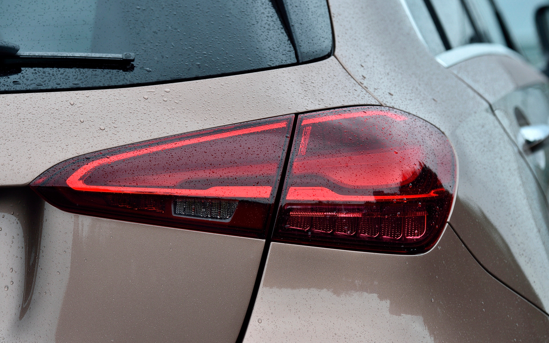 新型Aクラスのフロントまわりはボンネットにパワードームを備え、疾走感あるプロポーションに変更。サメの尖った鼻先を連想させる前傾したフロントエンドによってシャープさを強調しつつ、「AMGライン」ではマットクローム仕上げの小さなスリーポインテッドスターが無数に散りばめられたシングルルーバータイプの「スターパターンフロントグリル」を採用。リアまわりでは新デザインのリアディフューザーを採用するとともに、LEDリアコンビネーションランプのデザインを水平基調にすることでよりシャープな印象を付与した。足下は標準仕様には17インチ5ツインスポークアルミホイールを、AMGラインには18インチ5ツインスポークアルミホイールを設定