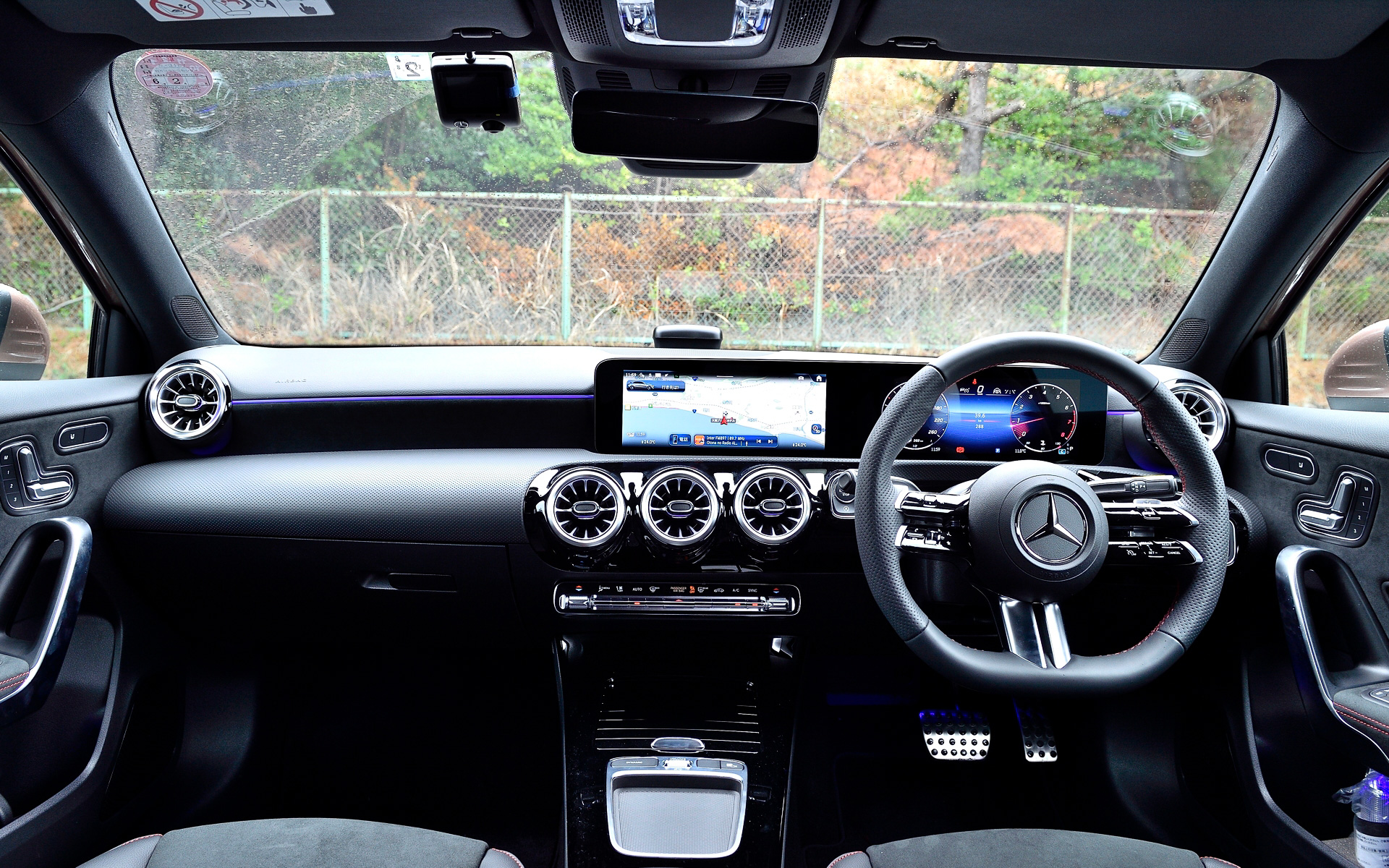 インテリアでは新世代のステアリングホイールを採用したほか、オプションのAMGラインパッケージを選択すると3本のツインスポークになり、より近未来的なスポーティさを演出。また、最新世代の対話型インフォテインメントシステム「MBUX」を採用し、ボイスコントロール機能は「ハイ、メルセデス」と話しかければ起動するほか、音声認識機能は多くのインフォテインメント機能(目的地入力、電話通話、音楽選択、気象情報)に加え、クライメートコントロール、各種ヒーター、照明など多様な機能にも対応。さらにメルセデス・ベンツの最新世代のナビゲーションシステムと、Cセグメントに初めてMBUX AR(Augmented Reality=拡張現実)ナビゲーションも採用している