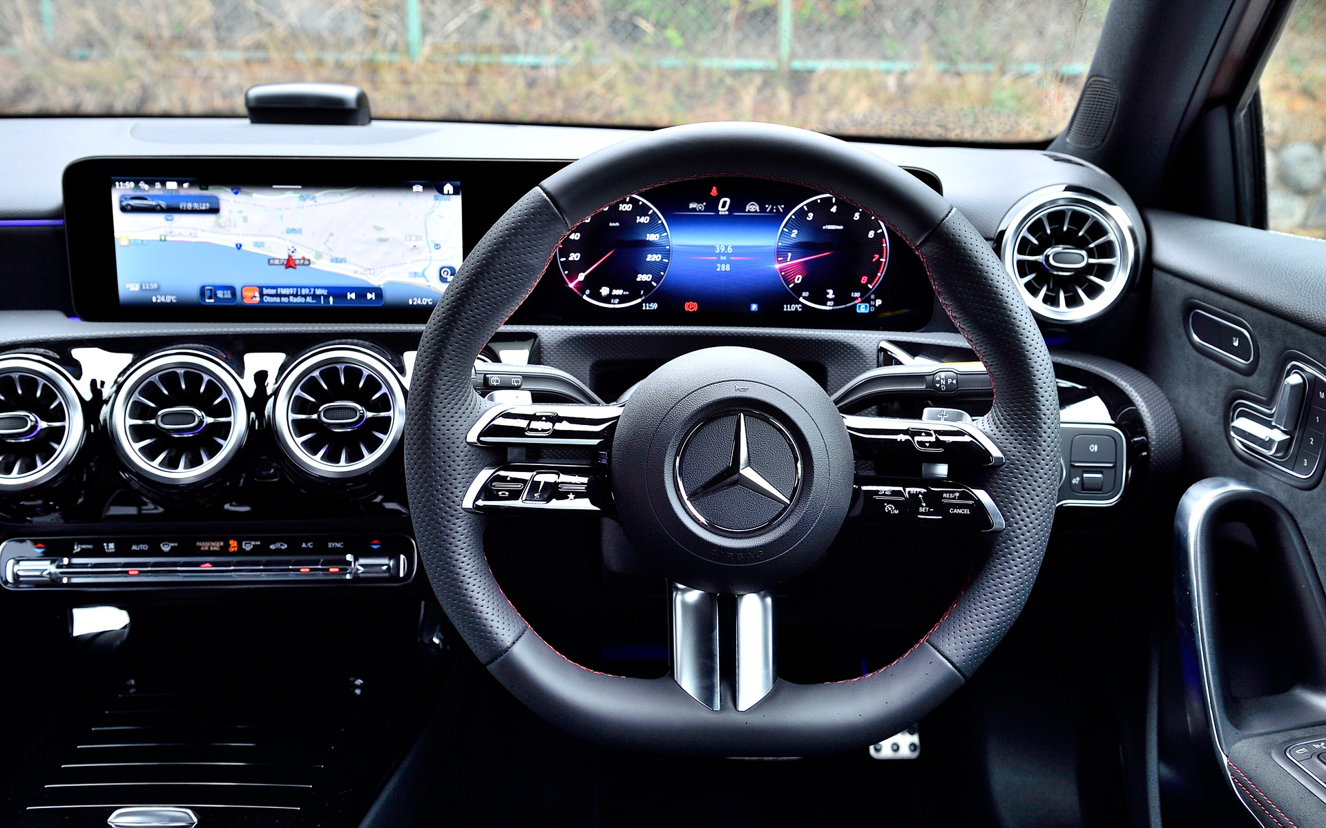 インテリアでは新世代のステアリングホイールを採用したほか、オプションのAMGラインパッケージを選択すると3本のツインスポークになり、より近未来的なスポーティさを演出。また、最新世代の対話型インフォテインメントシステム「MBUX」を採用し、ボイスコントロール機能は「ハイ、メルセデス」と話しかければ起動するほか、音声認識機能は多くのインフォテインメント機能(目的地入力、電話通話、音楽選択、気象情報)に加え、クライメートコントロール、各種ヒーター、照明など多様な機能にも対応。さらにメルセデス・ベンツの最新世代のナビゲーションシステムと、Cセグメントに初めてMBUX AR(Augmented Reality=拡張現実)ナビゲーションも採用している