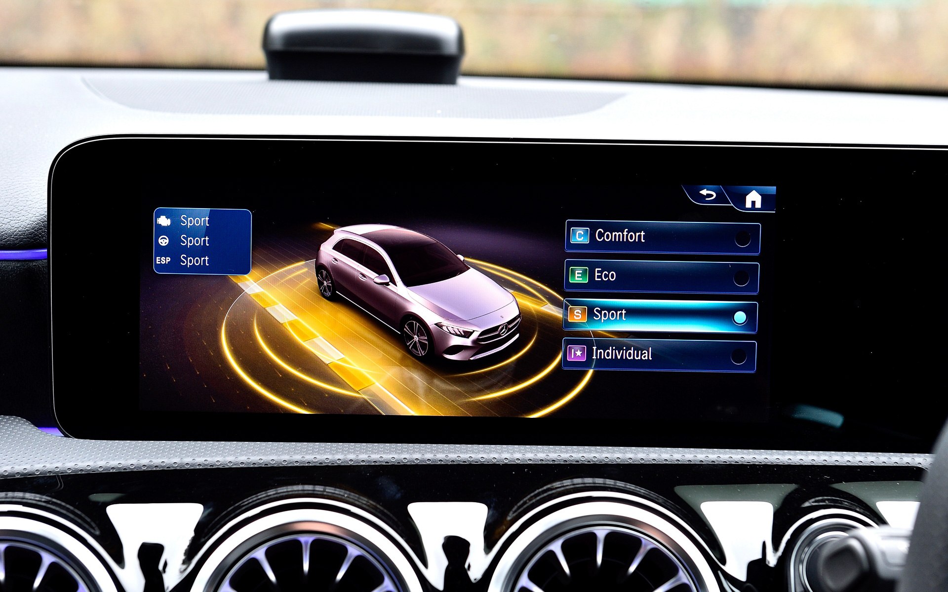 インテリアでは新世代のステアリングホイールを採用したほか、オプションのAMGラインパッケージを選択すると3本のツインスポークになり、より近未来的なスポーティさを演出。また、最新世代の対話型インフォテインメントシステム「MBUX」を採用し、ボイスコントロール機能は「ハイ、メルセデス」と話しかければ起動するほか、音声認識機能は多くのインフォテインメント機能(目的地入力、電話通話、音楽選択、気象情報)に加え、クライメートコントロール、各種ヒーター、照明など多様な機能にも対応。さらにメルセデス・ベンツの最新世代のナビゲーションシステムと、Cセグメントに初めてMBUX AR(Augmented Reality=拡張現実)ナビゲーションも採用している