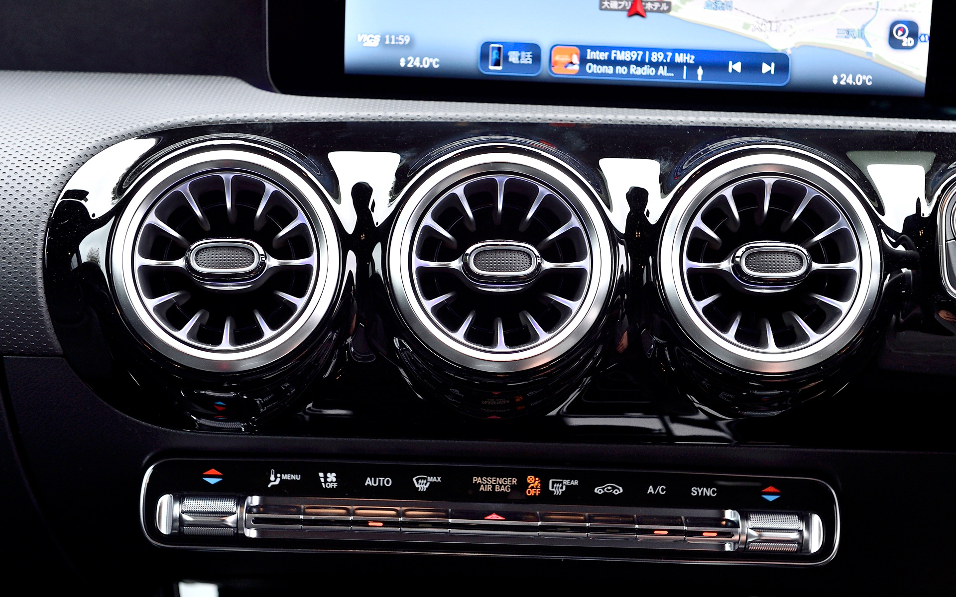 インテリアでは新世代のステアリングホイールを採用したほか、オプションのAMGラインパッケージを選択すると3本のツインスポークになり、より近未来的なスポーティさを演出。また、最新世代の対話型インフォテインメントシステム「MBUX」を採用し、ボイスコントロール機能は「ハイ、メルセデス」と話しかければ起動するほか、音声認識機能は多くのインフォテインメント機能(目的地入力、電話通話、音楽選択、気象情報)に加え、クライメートコントロール、各種ヒーター、照明など多様な機能にも対応。さらにメルセデス・ベンツの最新世代のナビゲーションシステムと、Cセグメントに初めてMBUX AR(Augmented Reality=拡張現実)ナビゲーションも採用している