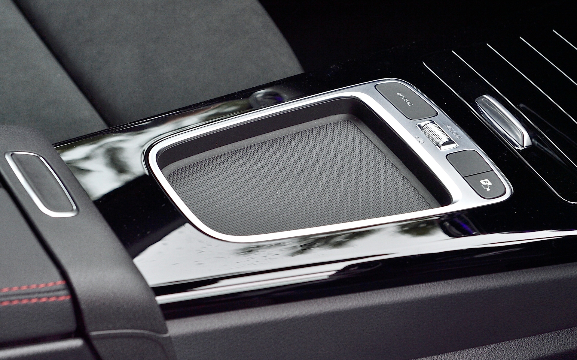 インテリアでは新世代のステアリングホイールを採用したほか、オプションのAMGラインパッケージを選択すると3本のツインスポークになり、より近未来的なスポーティさを演出。また、最新世代の対話型インフォテインメントシステム「MBUX」を採用し、ボイスコントロール機能は「ハイ、メルセデス」と話しかければ起動するほか、音声認識機能は多くのインフォテインメント機能(目的地入力、電話通話、音楽選択、気象情報)に加え、クライメートコントロール、各種ヒーター、照明など多様な機能にも対応。さらにメルセデス・ベンツの最新世代のナビゲーションシステムと、Cセグメントに初めてMBUX AR(Augmented Reality=拡張現実)ナビゲーションも採用している