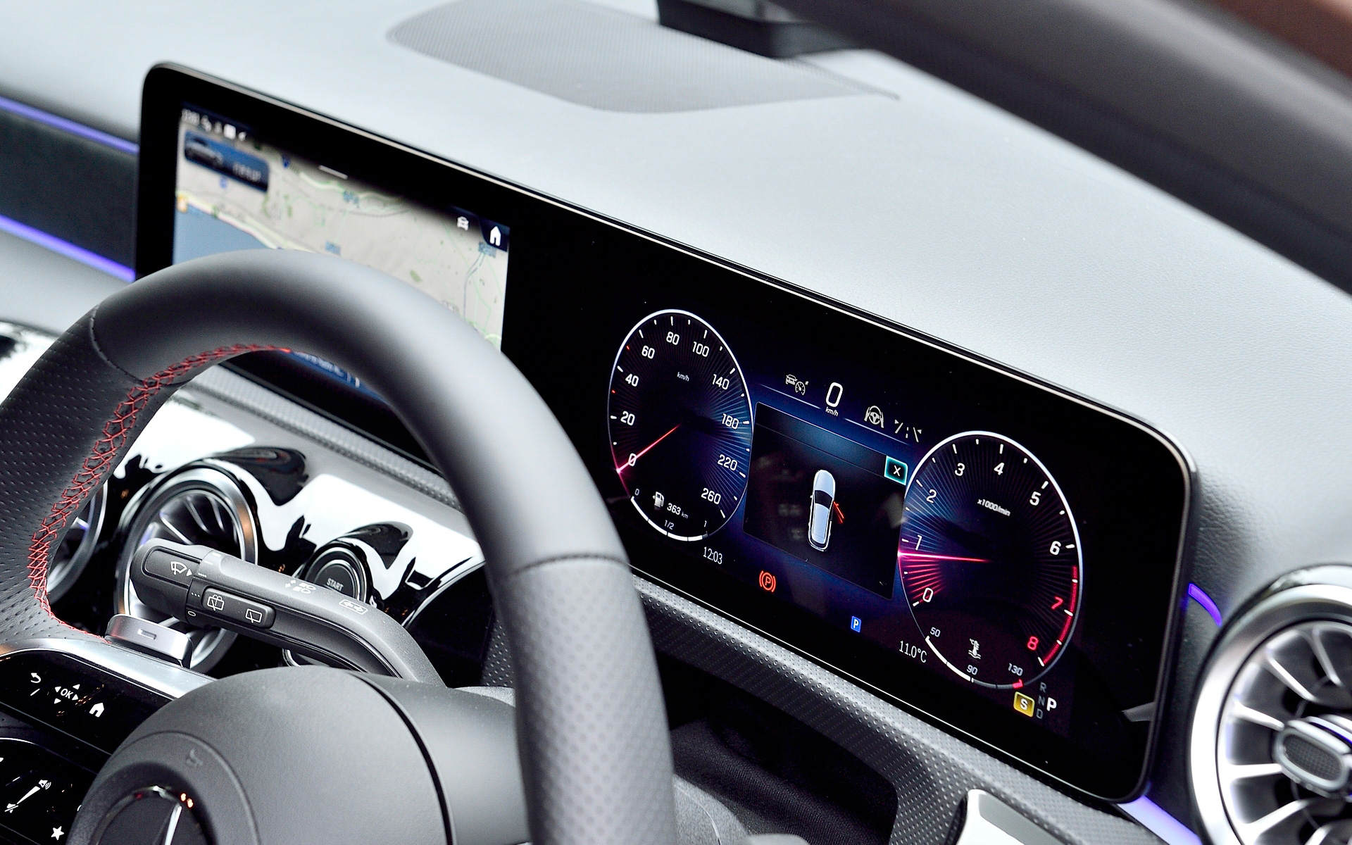 インテリアでは新世代のステアリングホイールを採用したほか、オプションのAMGラインパッケージを選択すると3本のツインスポークになり、より近未来的なスポーティさを演出。また、最新世代の対話型インフォテインメントシステム「MBUX」を採用し、ボイスコントロール機能は「ハイ、メルセデス」と話しかければ起動するほか、音声認識機能は多くのインフォテインメント機能(目的地入力、電話通話、音楽選択、気象情報)に加え、クライメートコントロール、各種ヒーター、照明など多様な機能にも対応。さらにメルセデス・ベンツの最新世代のナビゲーションシステムと、Cセグメントに初めてMBUX AR(Augmented Reality=拡張現実)ナビゲーションも採用している