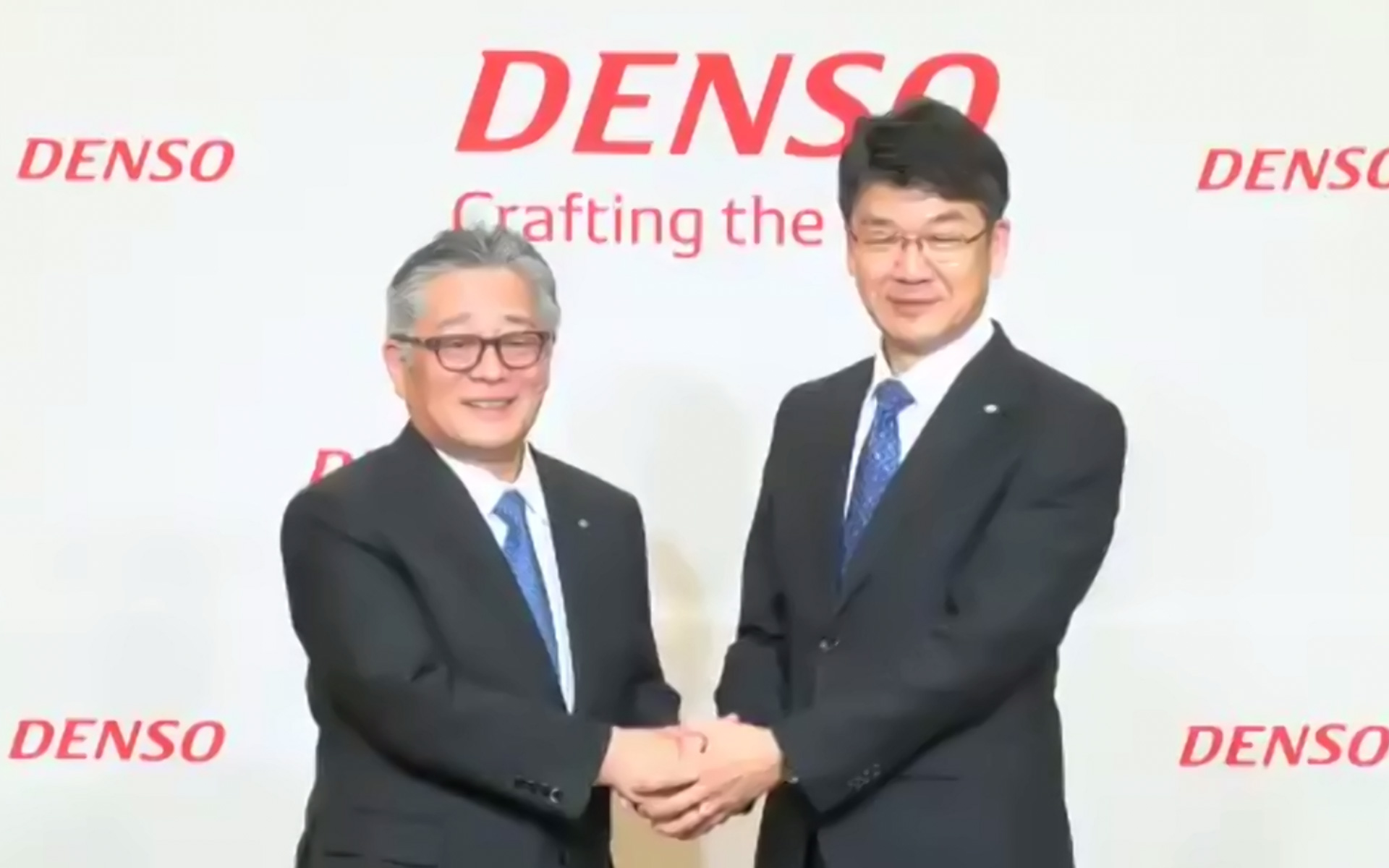 社長交代を発表し、代表取締役会長 CEOへ就任する代表取締役社長 CEO 有馬浩二氏（左）、新たに代表取締役社長 COOに就任する経営役員の林新之助氏（右）