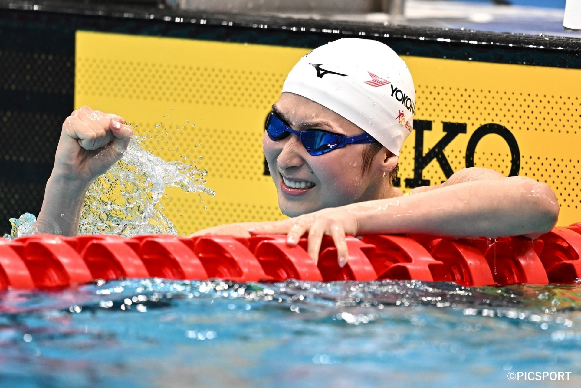 初日の100mバタフライで優勝と世界水泳選手権代表内定を決めガッツポーズする池江選手