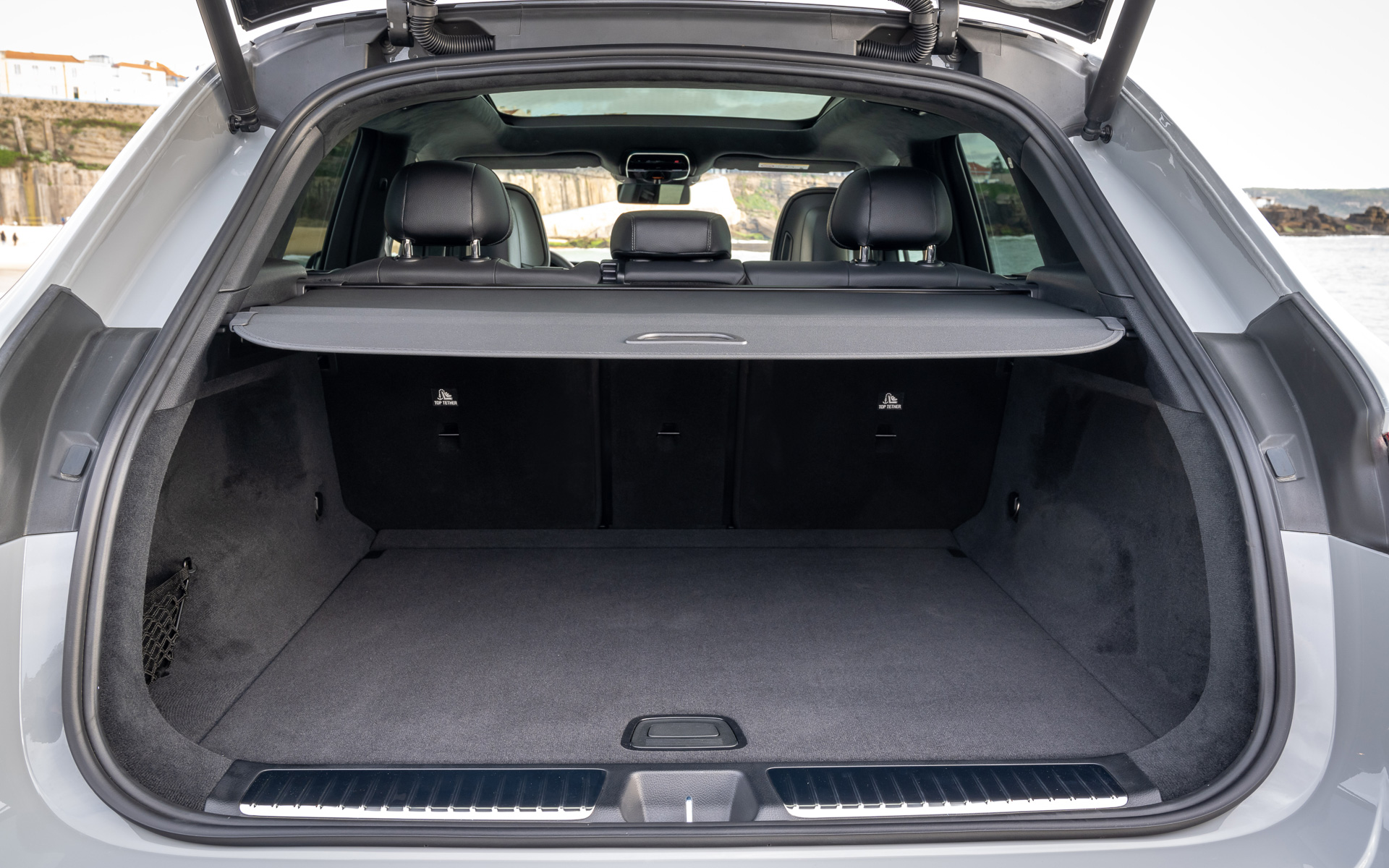 EQE SUVのインテリア。サステイナビリティを重視したマテリアルが積極的に使われる