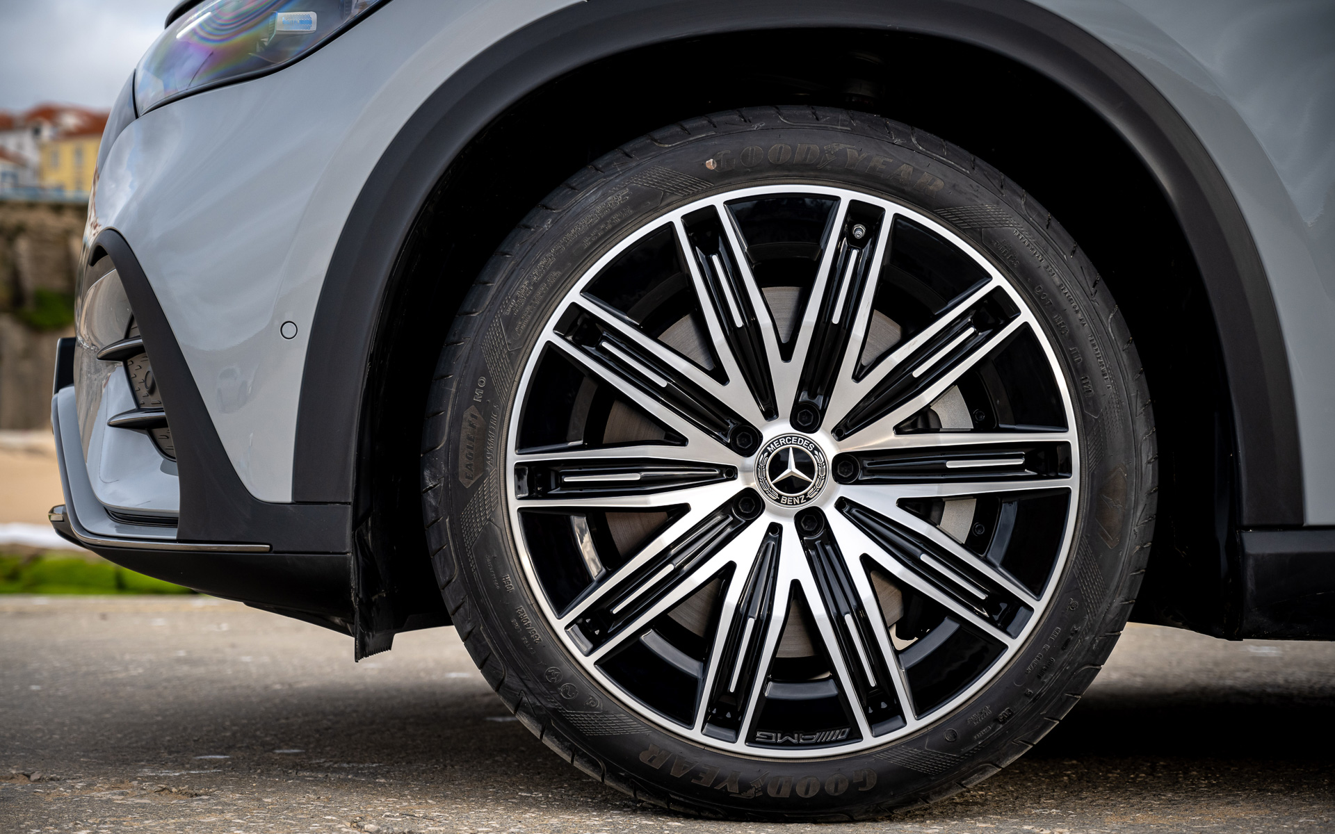 今回ポルトガル リスボンで試乗したのは2022年秋に登場した「EQE SUV」。ボディサイズは4863×1940×1685mm（全長×全幅×全高）、ホイールベースは3030mm。SUVというボディ形状ながらCd値0.25という高い空力性能を有する