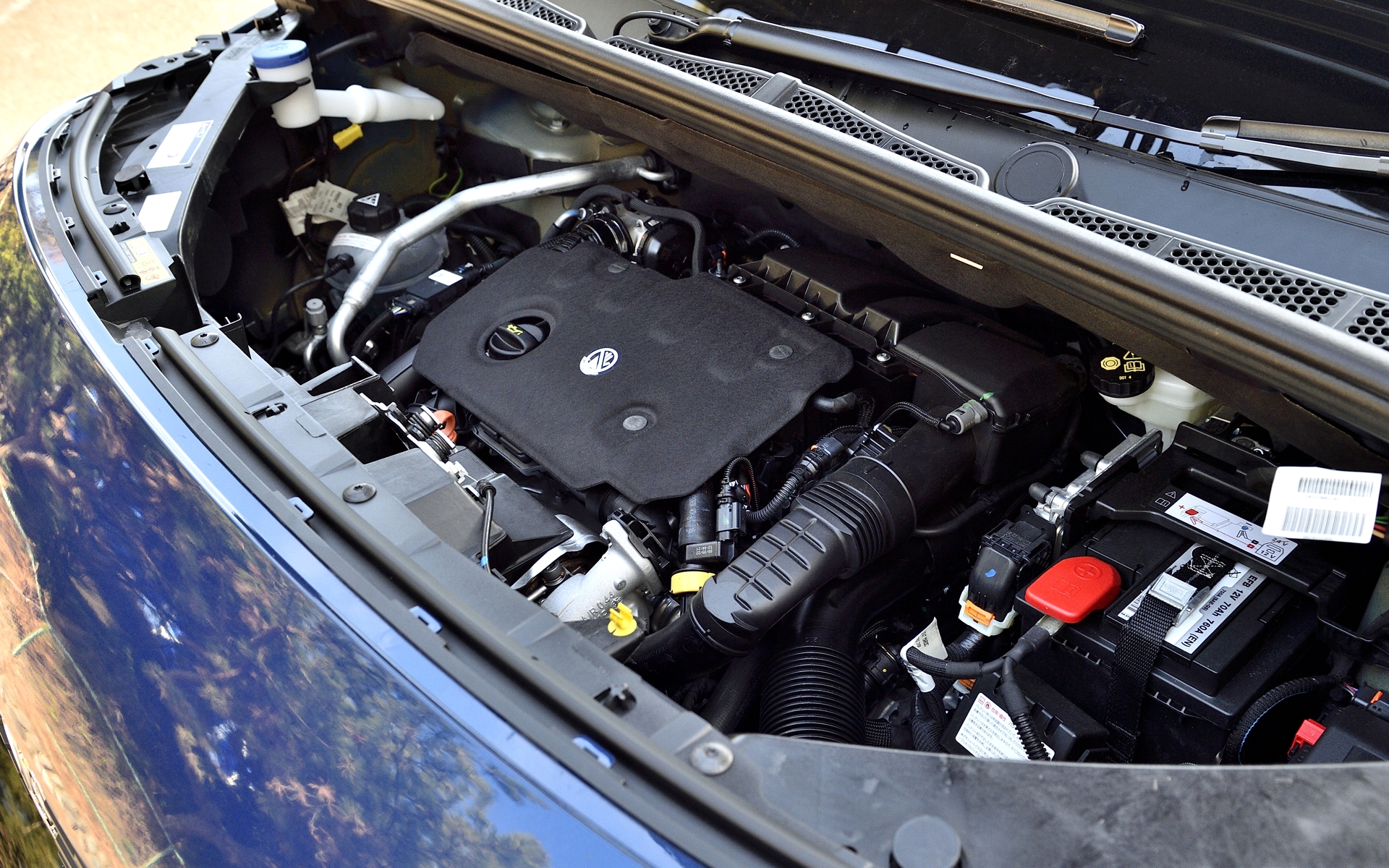 パワートレーンは最高出力96kW（130PS）/3750rpm、最大トルク300Nm/1750rpmを発生する直列4気筒DOHC 1.5リッタークリーンディーゼルターボ「DV5」型エンジン（アイドリングストップ付き）に電子制御8速AT「EAT8」が組み合わせられる。WLTCモードの燃費は18.1km/L