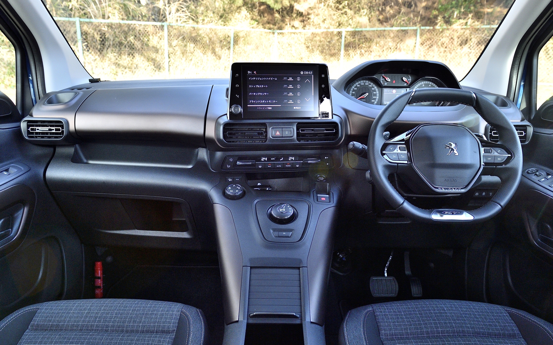 運転席まわりはショートボディと同じ