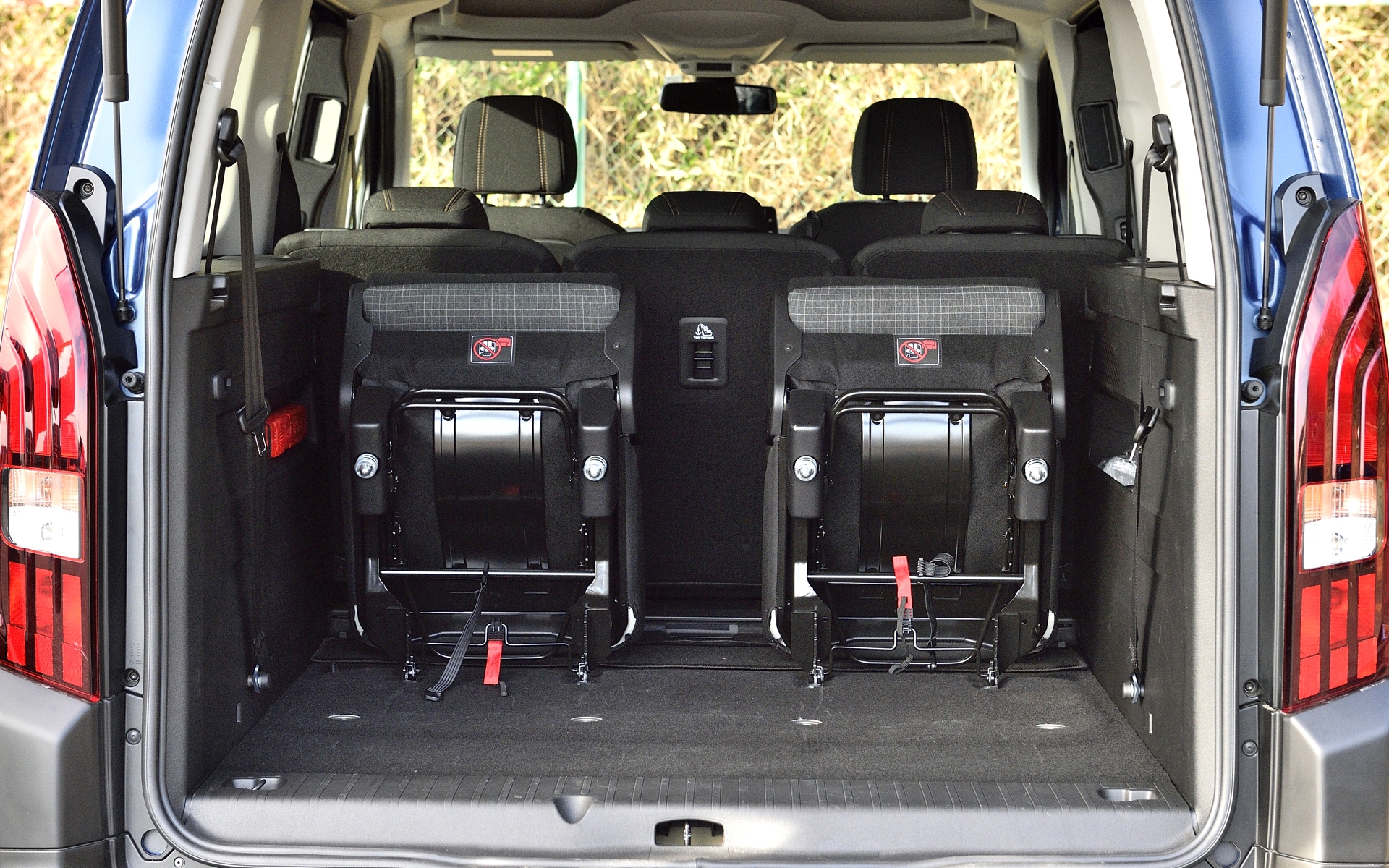 3列目シートを折り畳んで前方に起こした状態