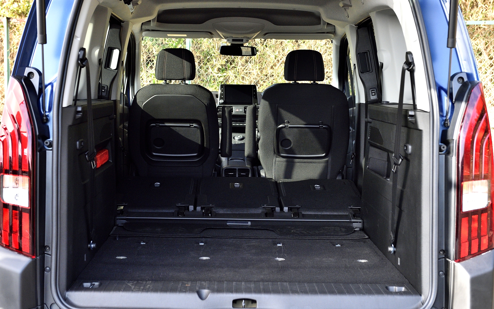 3列目シートを外して2列目シートをダイブダウンさせた状態。1列目（助手席）を最も前方にスライドすると最大荷室長は2230mmにもなる（欧州計測値）