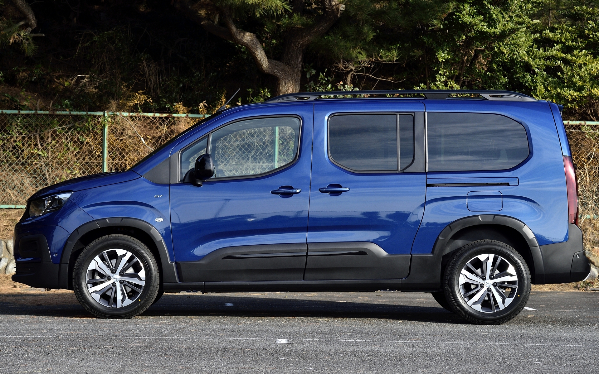 ホイールベースはショートボディよりも190mm長い2975mm