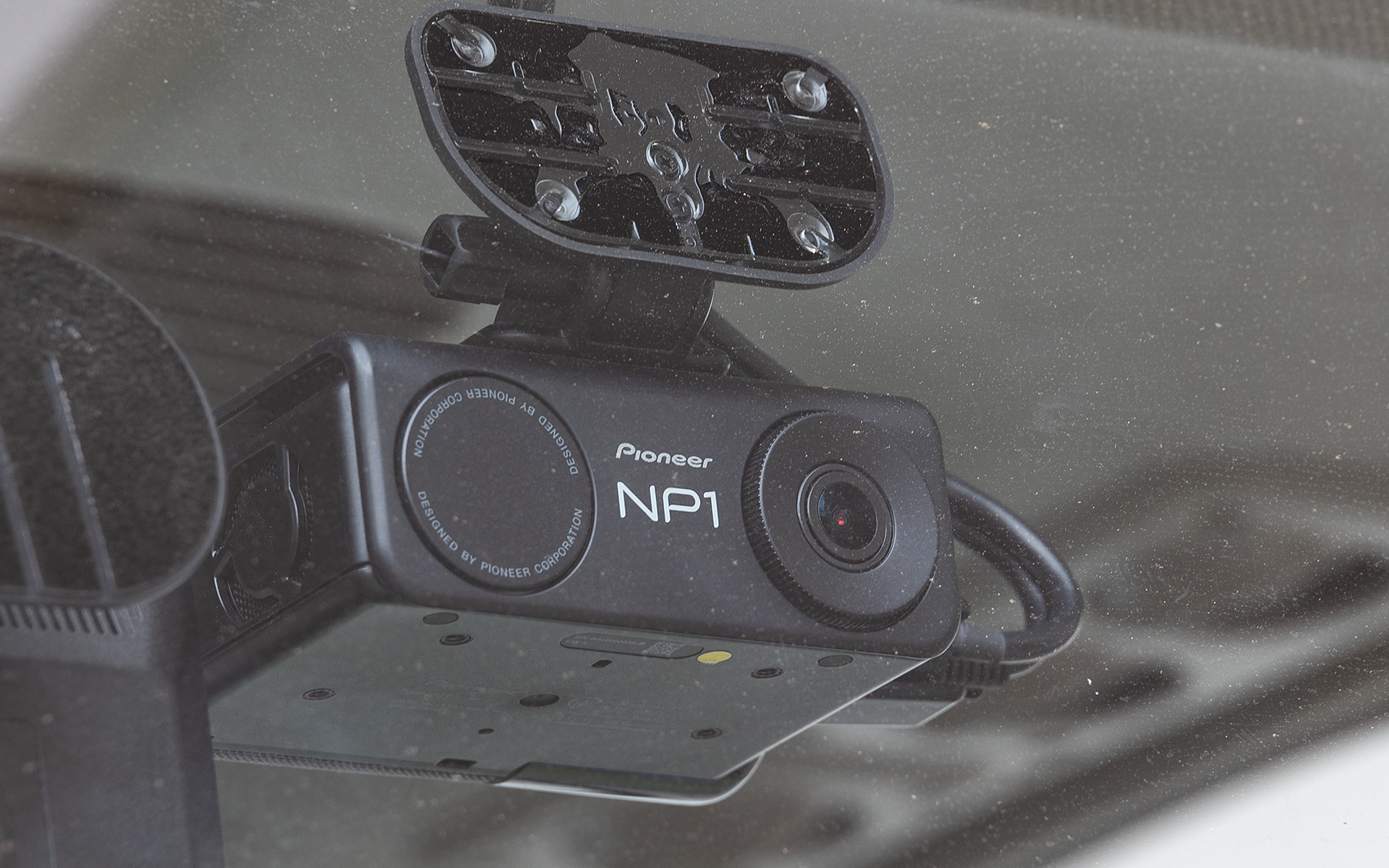 車内置き去り防止安全装置「NP1」特別仕様モデル（内閣府認定/補助対象商品 認定番号 C-006）。12V電源/24V電源用の価格は12万9800円。外観は一般向けのNP1と違いはない