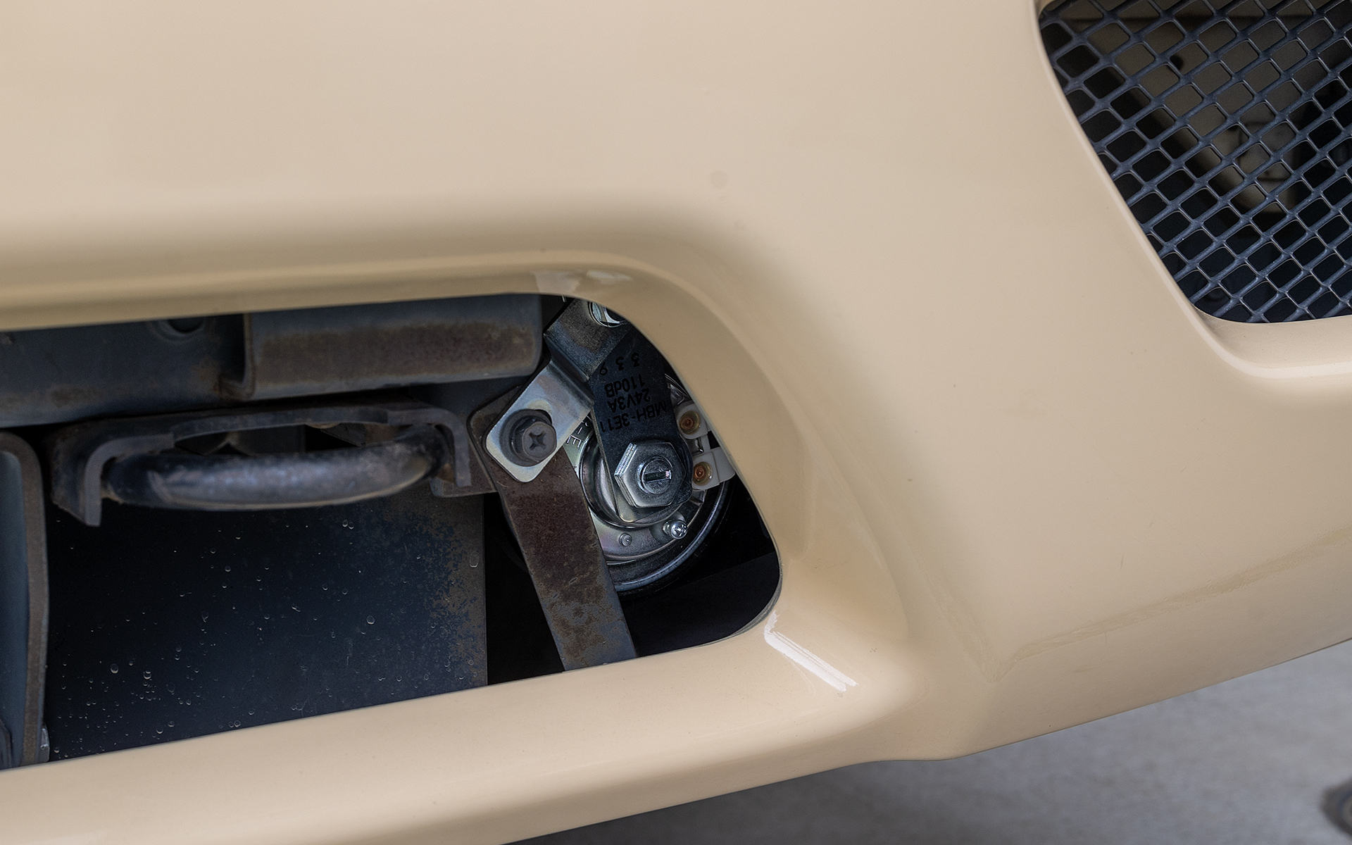 一定時間、ボタンが押されなかった場合はホーンが発報して周囲に置き去りの可能性があることを知らせる。写真の送迎バスではフロントバンパー裏にシステム用のホーンが装着されていた