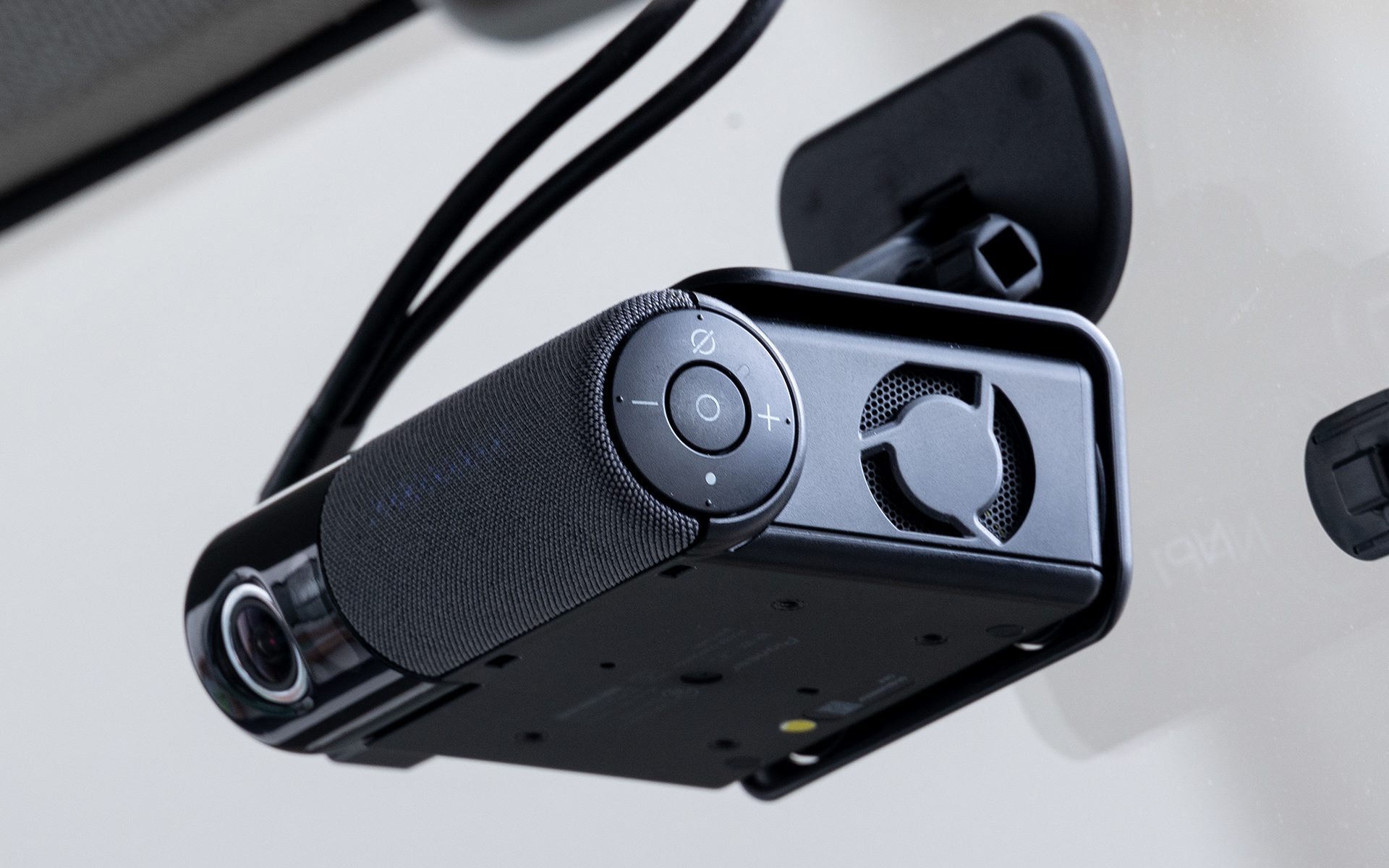 本体右側面のあるボタンを押すことで置き去り防止安全装置を「1回だけ」動作しないよう設定できるので、給油時などで短時間、エンジンを止める際はこれを使う。15分後には通常のモードに戻るので、さらに停車を続ける場合、今度は設定された時間内に安全確認ボタンを押して機能を止めることが必要