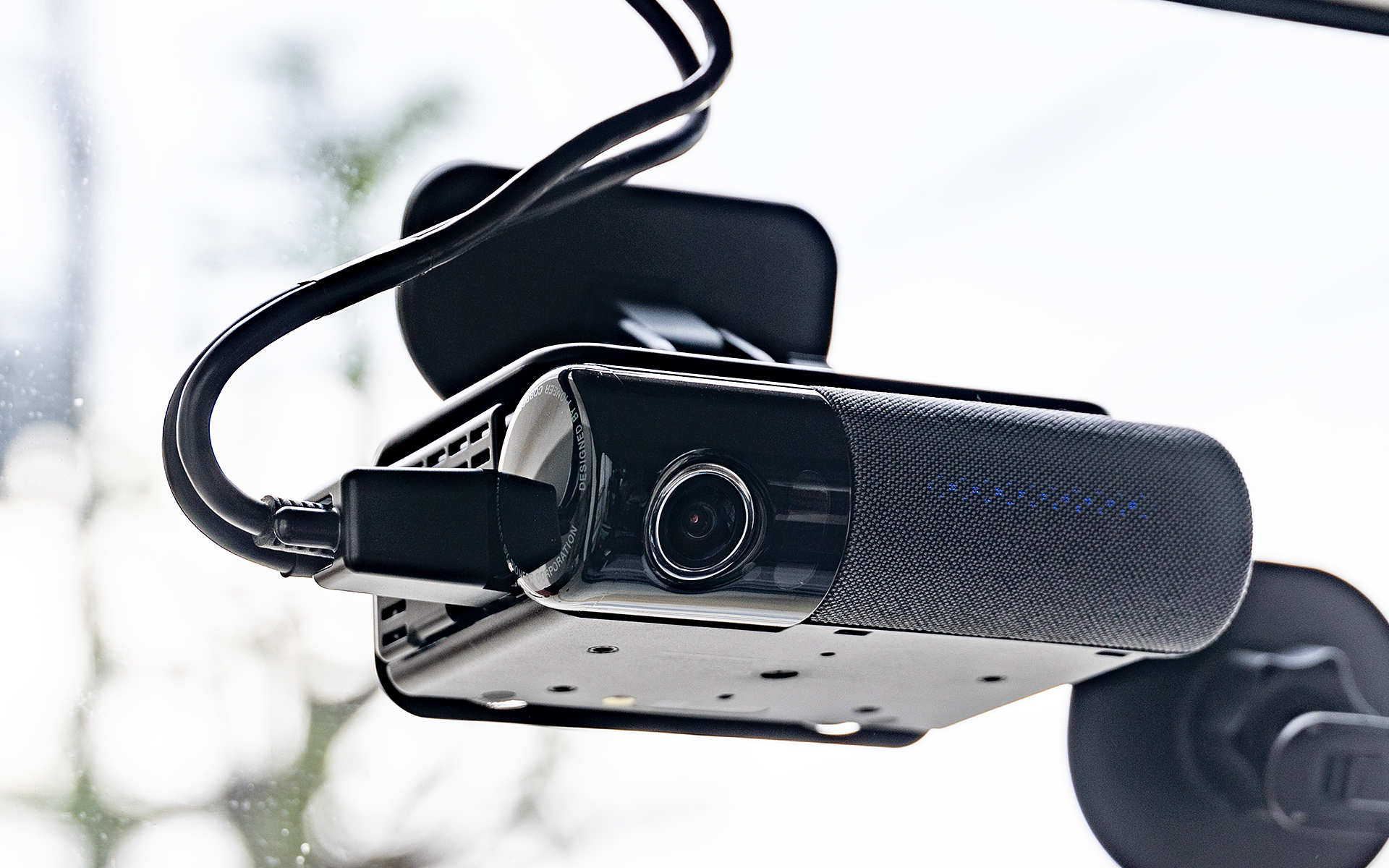 NP1の車内/後方用カメラ。人影らしいものを検知した際は、AI画像解析により子どもかどうかを判定する。なお、ガイドラインでは車内置き去り防止安全装置に関して「降車時確認機能」と「自動検知機能」はいずれか片方でもいいとなっているが、NP1特別仕様モデルでは万全を期す意味で両方の機能を持たせている