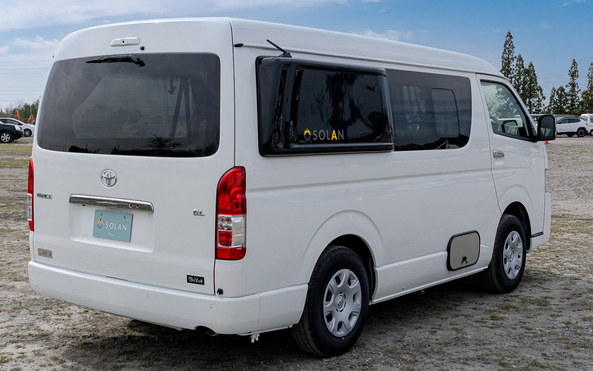 ボディサイズは4840×1925×2115mm（全長×全幅×全高）、マックスファン装着車の全高は2215mm。キャンピング車のため8ナンバー登録。乗車定員は5名、就寝定員は大人3名