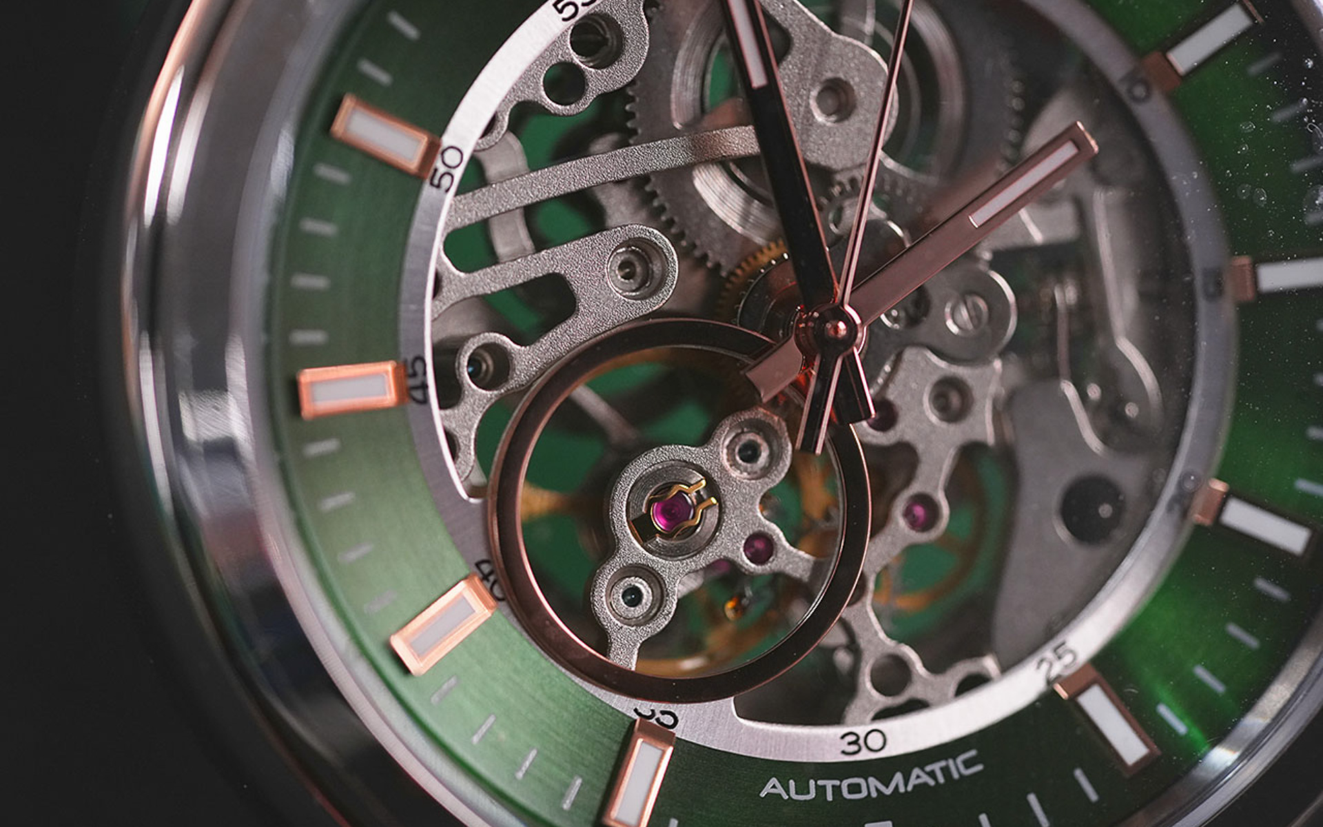 内部のメカニカルな構造が見えるスケルトン設計