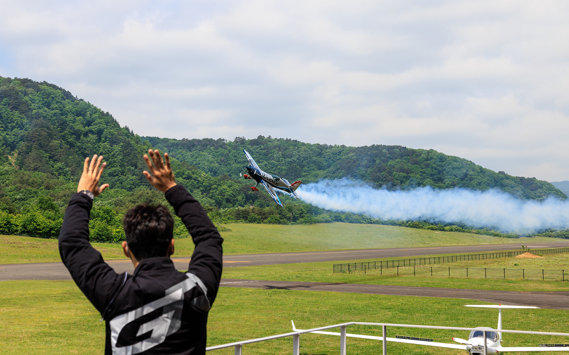 中嶋一貴氏に向けウェルカムフライトを行なう室屋選手