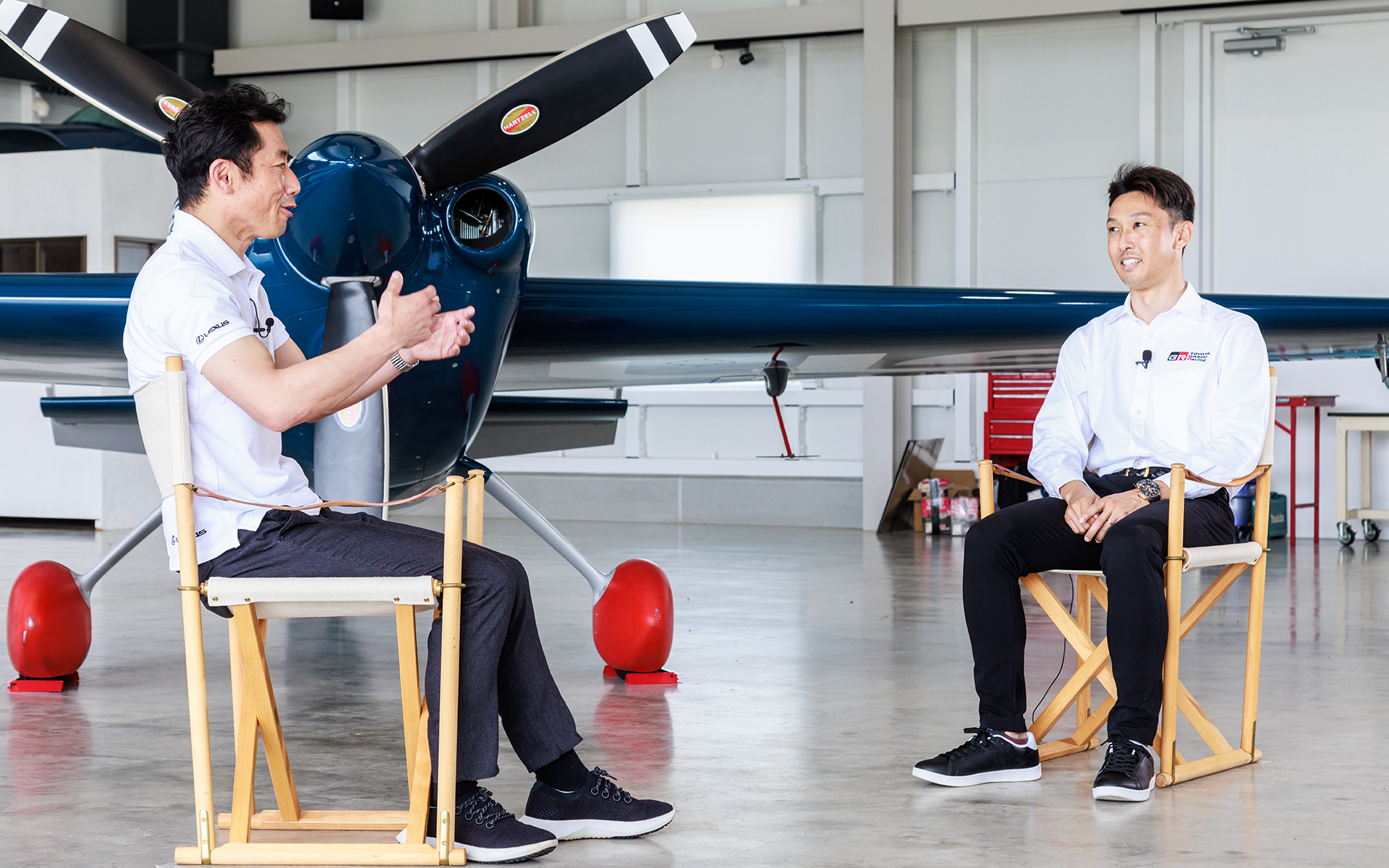 激しいフライト直後にもかかわらず対談する2人。中嶋氏は初めてのアクロバット飛行体験、室屋選手はウェルカムフライトなど2本のフライト後の対談