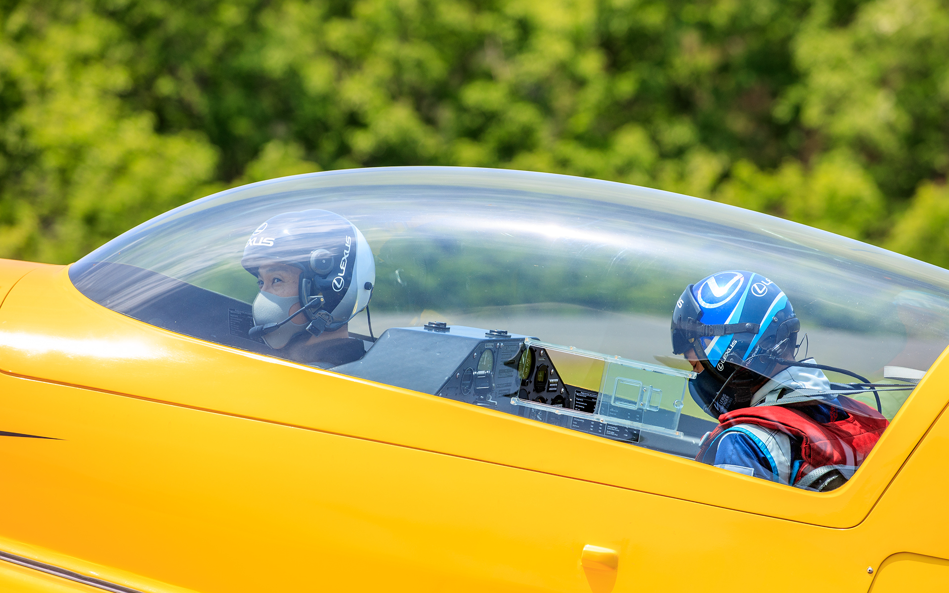 前に中嶋氏、後ろに室屋選手というタンデム体制で