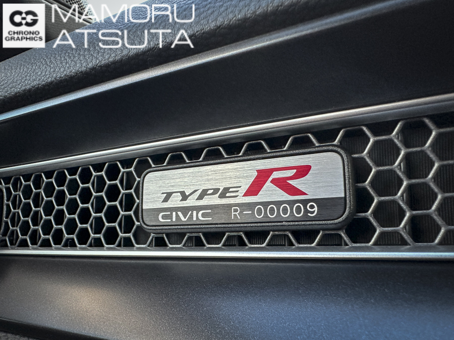 助手席の前にあるプレート。自分のクルマに割り当てられた番号。こういうのって、オーナーにとっては嬉しい！