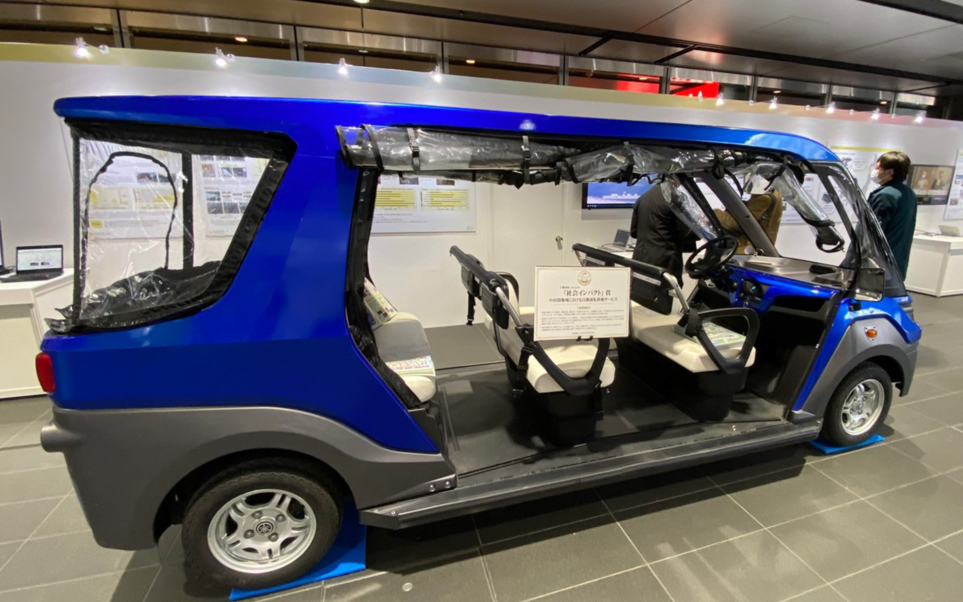 これが、島根県飯石郡飯南町で行なわれている自動運転プロジェクトで走行している「い〜にゃん号」。電磁誘導線などを路面に埋め込み、それを車両が感知しながら走行しています。運転席があり、運転免許を持った人が座る必要がありますが、無人車両よりも乗員とのコミュニケーションがとりやすく、不安も少ないのが特徴でしょう。これによって町の人々の交流が生まれ、町が活性化するといったメリットもあるとのことでした。同様の取り組みは福岡県みやま市、滋賀県東近江市、秋田県上小阿仁村でも行なわれています