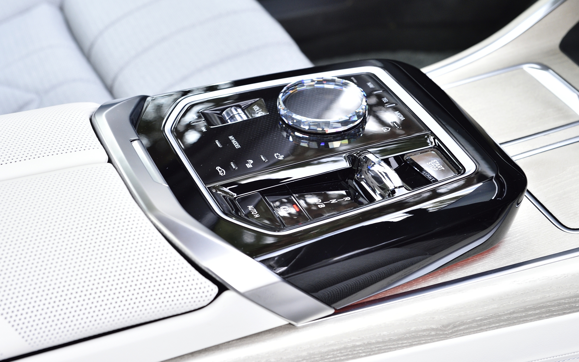 シフトスイッチまわりは手作業によるガラス仕上げのクラフテッド・クリスタル・フィニッシュとなっている