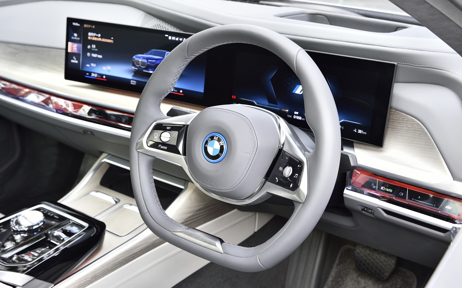 日本仕様は右ハンドルの設定