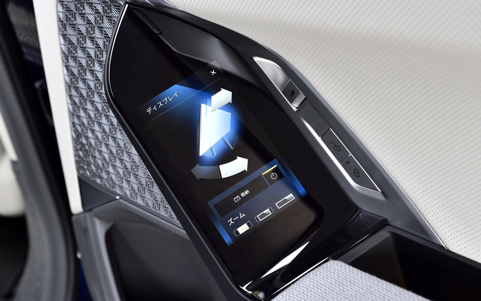 後部ドアにはそれぞれ5.5インチのタッチモニターが装備されている