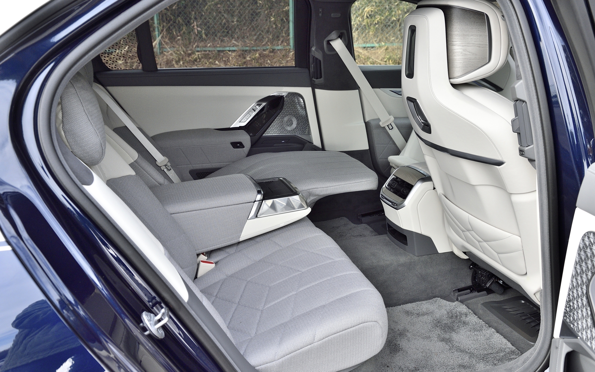 オプションメニューの「リアコンフォートパッケージ」（61万9000円）が付き、後部席にもベンチレーションやヒーター、マッサージ機能、メモリー機能などが備わっている