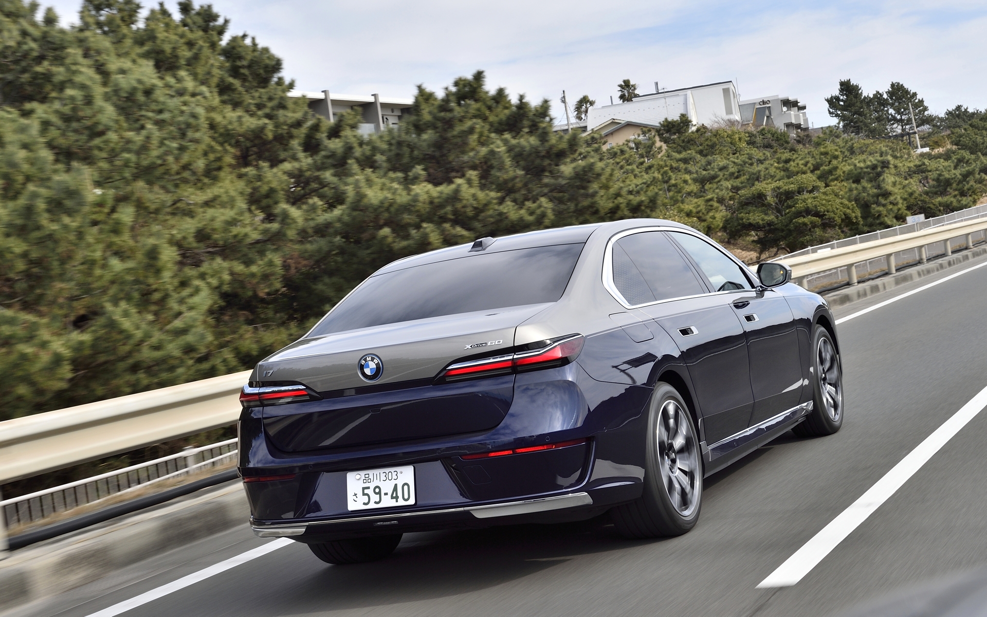 3005kgのボディを前後モーターがしっとりと走らせる。なお、前後重量配分50：50を実現している