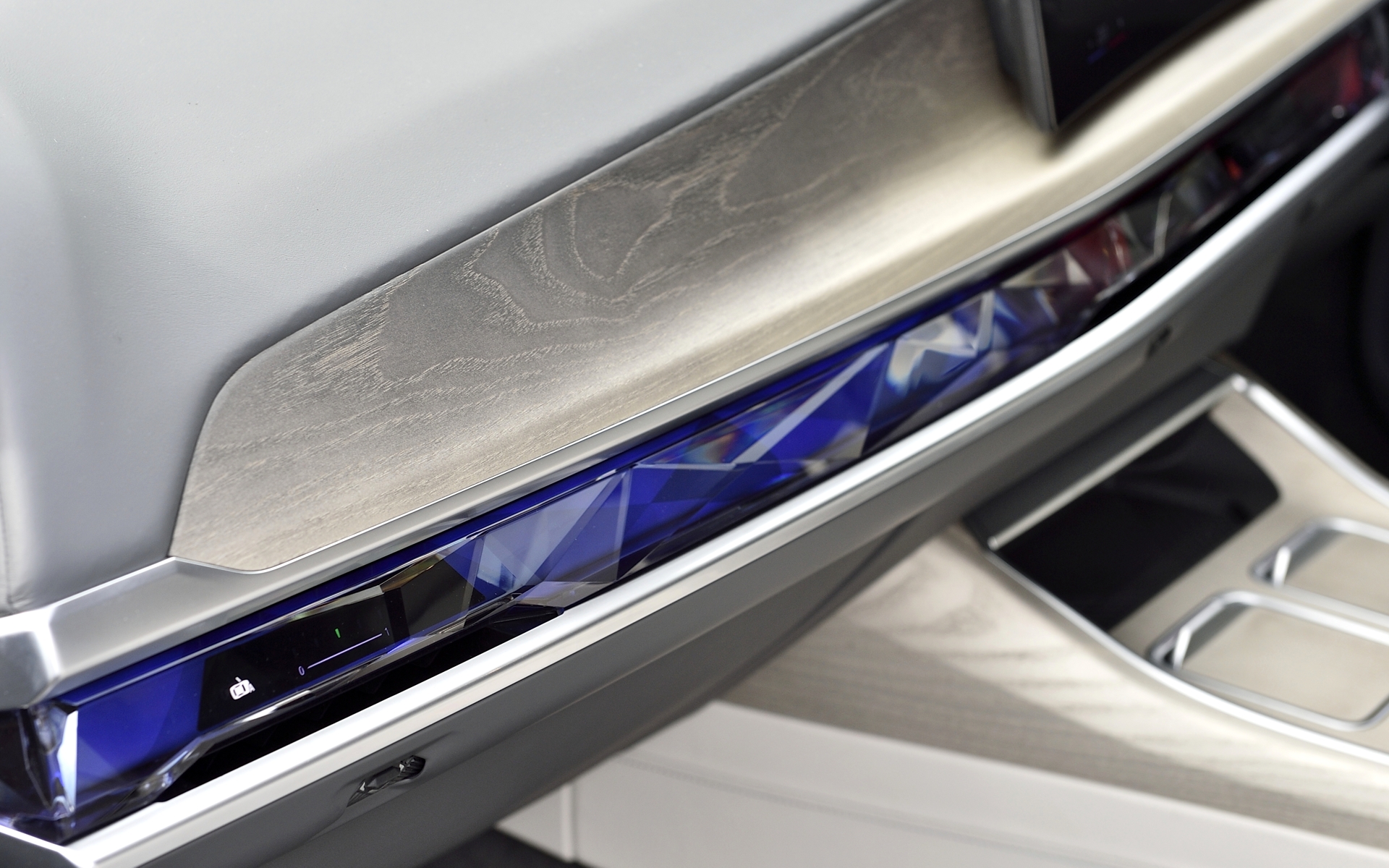 自動的にカラフルに発光するセンターパネルのアンビエントバーを採用