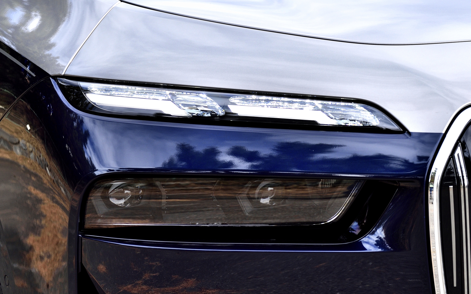 上段がデイライトとウインカー、下段がロービームとハイビーム