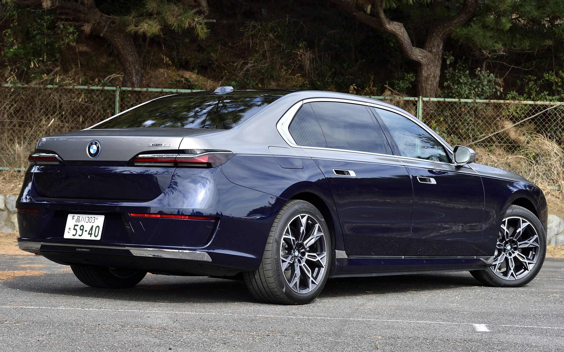 i7には「Excellence」と「M Sport」の2グレードがあり、今回試乗したのはExcellence。ボディカラーはオプションのBMW Individual 2トーンペイントによる「オキサイド・グレー/タンザニアナイト・ブルー」。価格は1710万円からとなっている