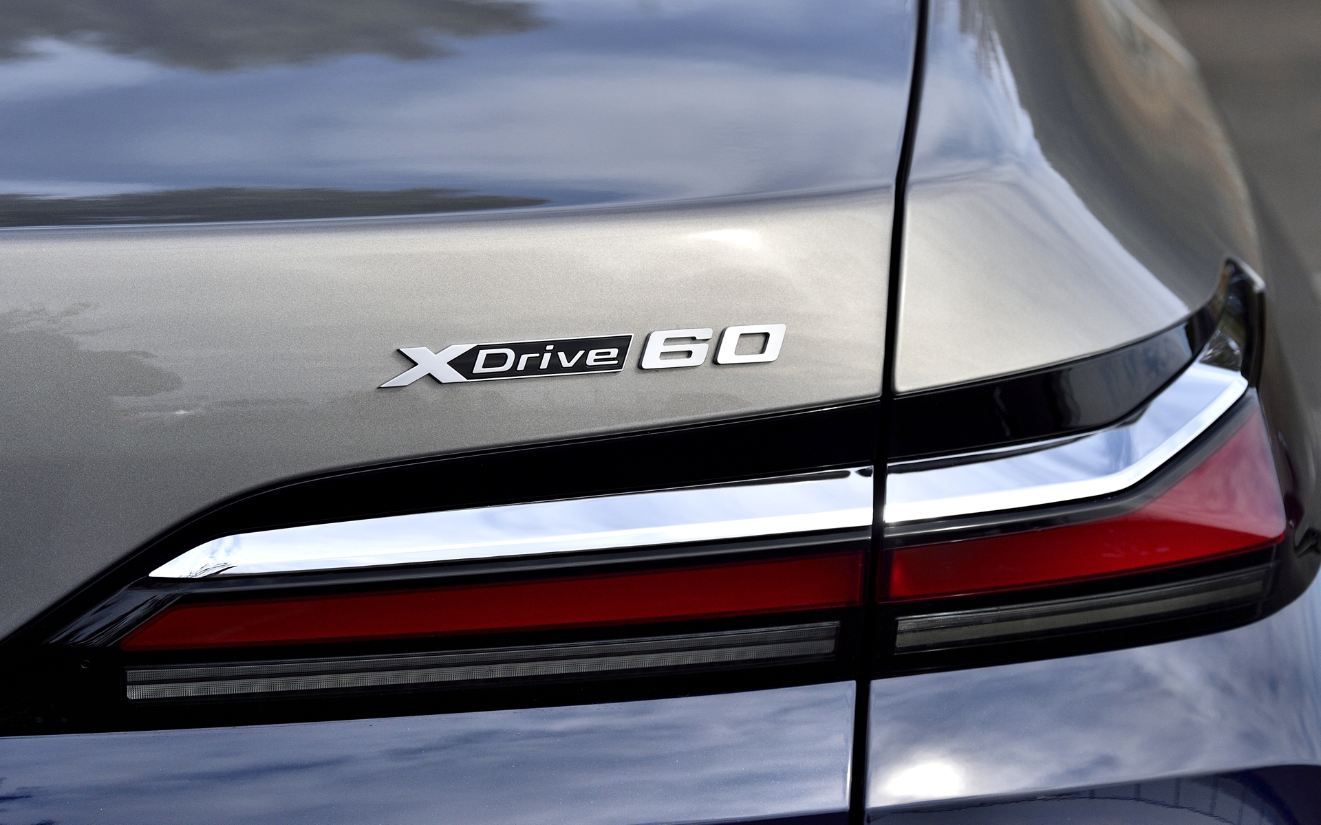 テールランプも薄型となっている