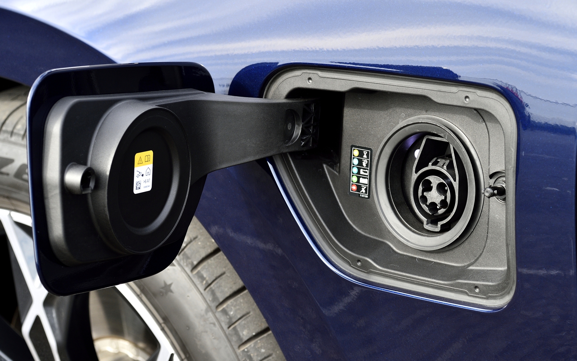 普通充電のポートは車体左側のフロントフェンダーに配置