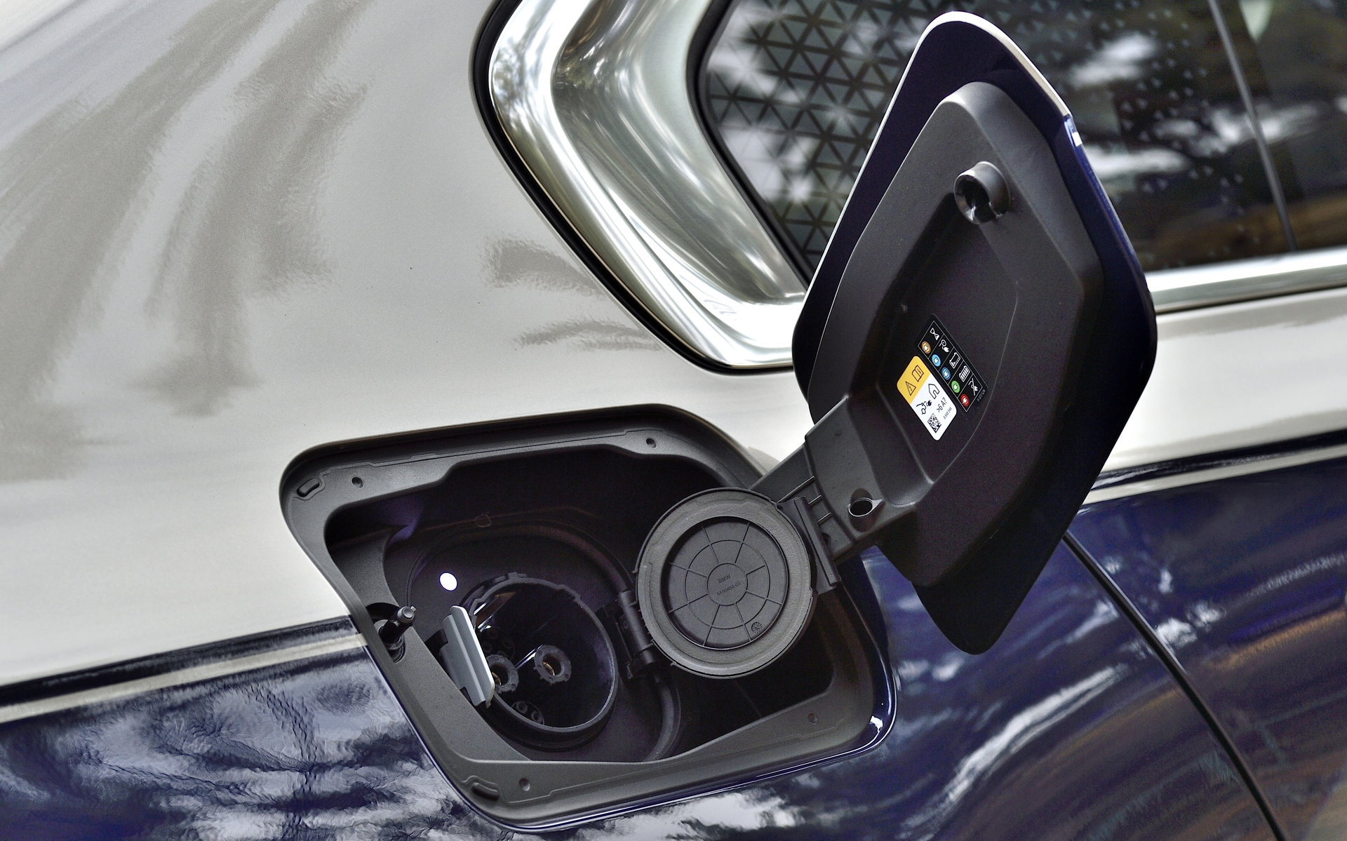 急速充電（CHAdeMO）ポートは車体右側のリアパネルに配置している