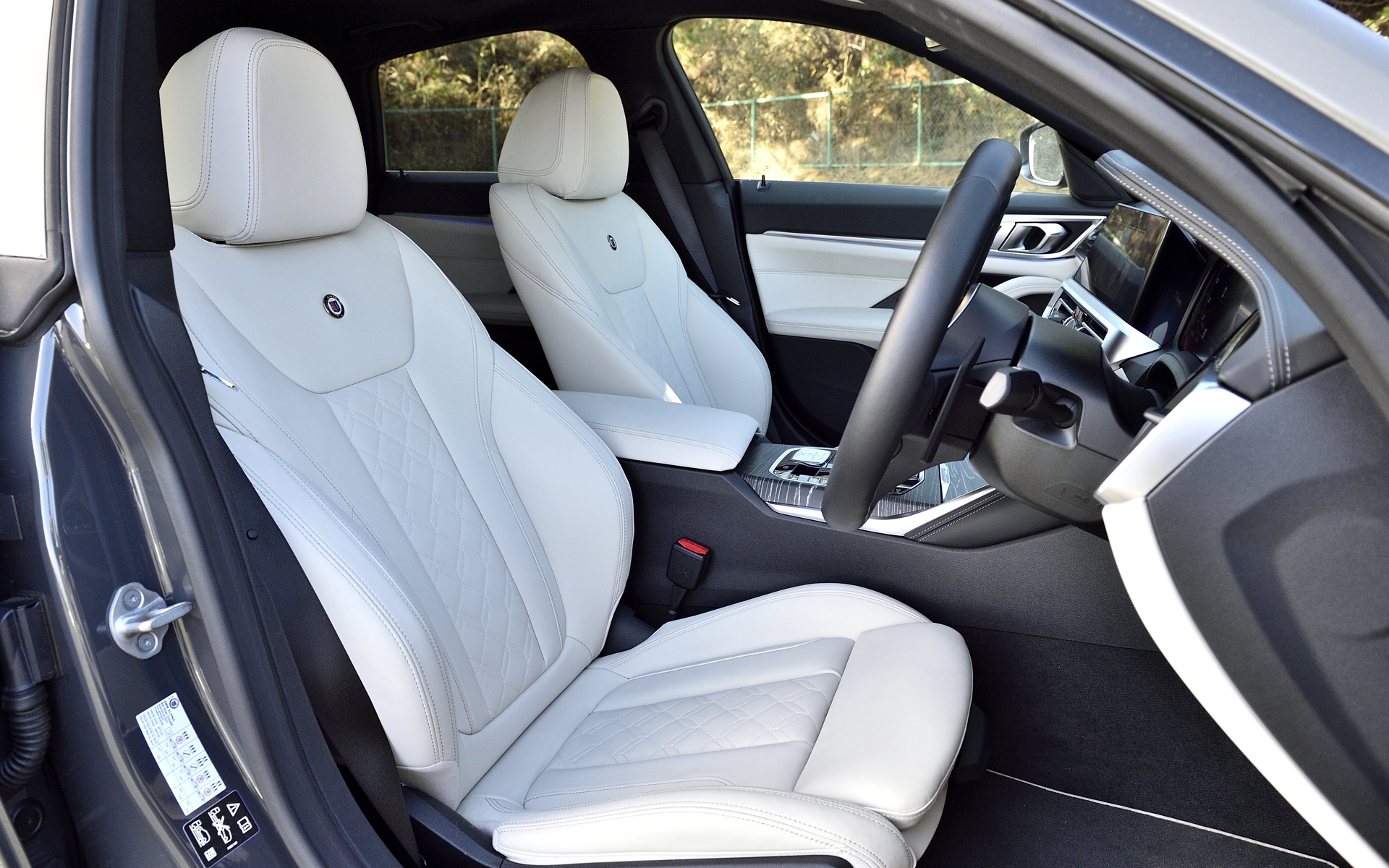 各シートにはALPINAのエンブレムが入る