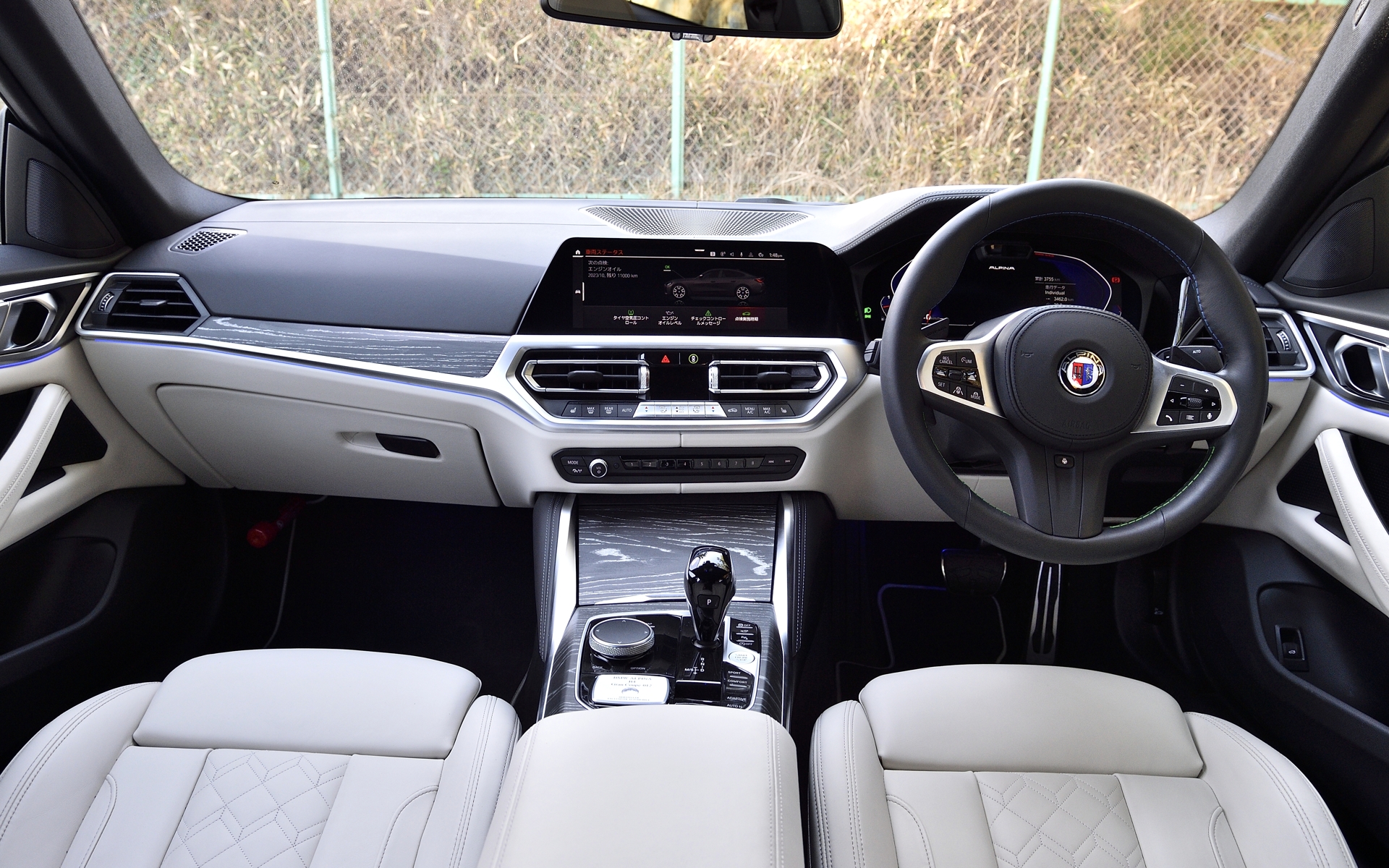 内装はフルレザーメリノ。オプションのALPINAセーフティパッケージやALPINAパドルシフトを装備している