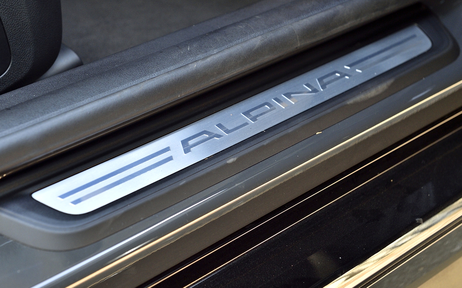 スカッフプレートにもALPINAのロゴがあしらわれる