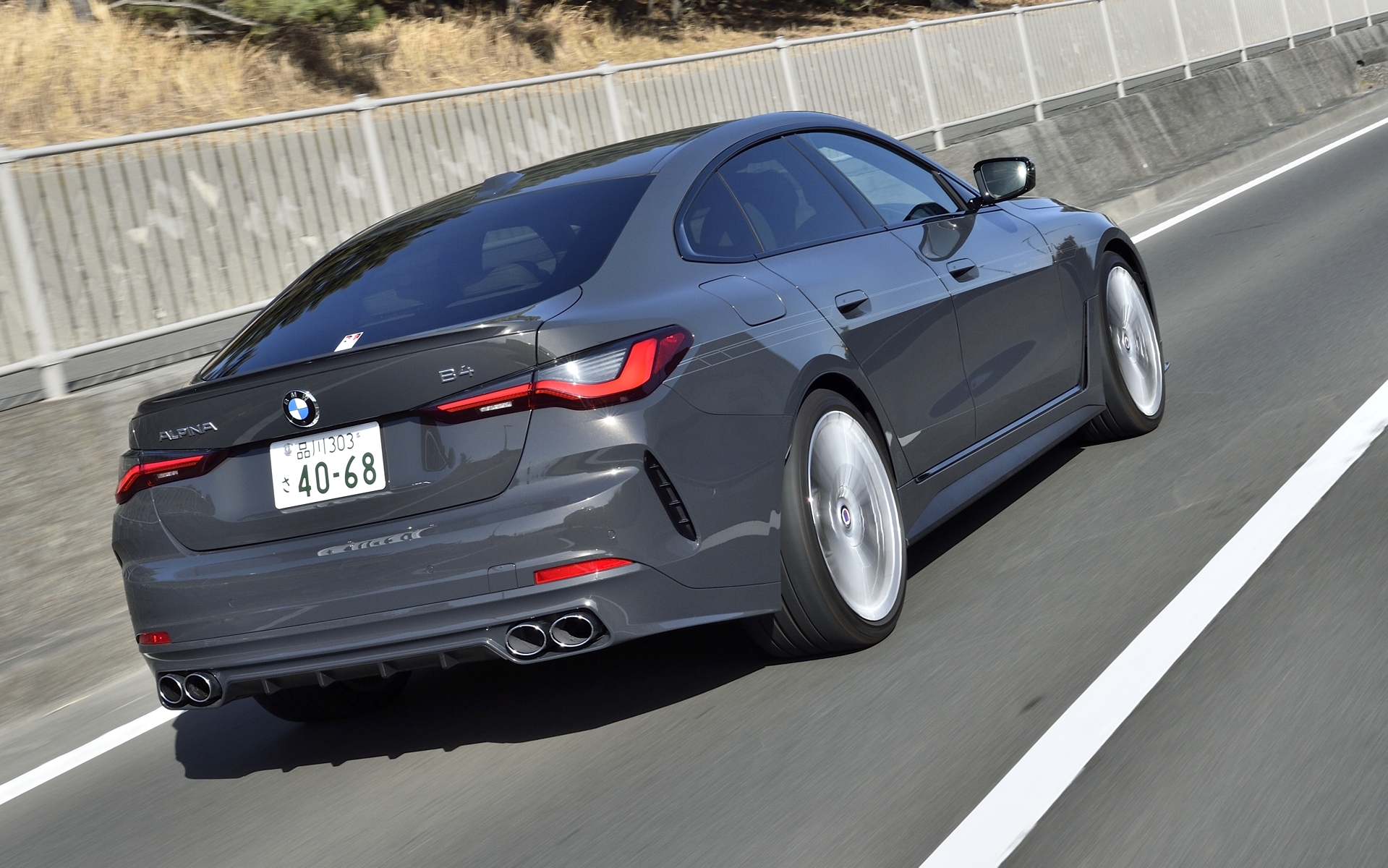 純正パーツで上質な乗り味を実現する足まわりは「アルピナ・マジック」と呼ばれている