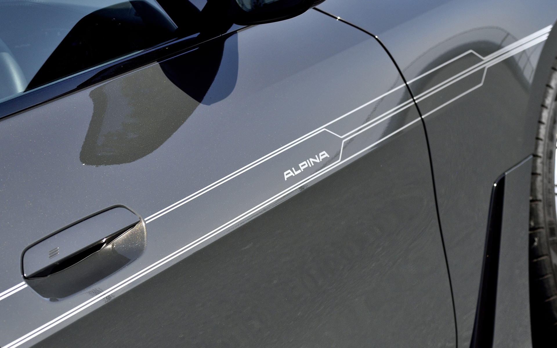 ボディサイドには定番のストライプが入る