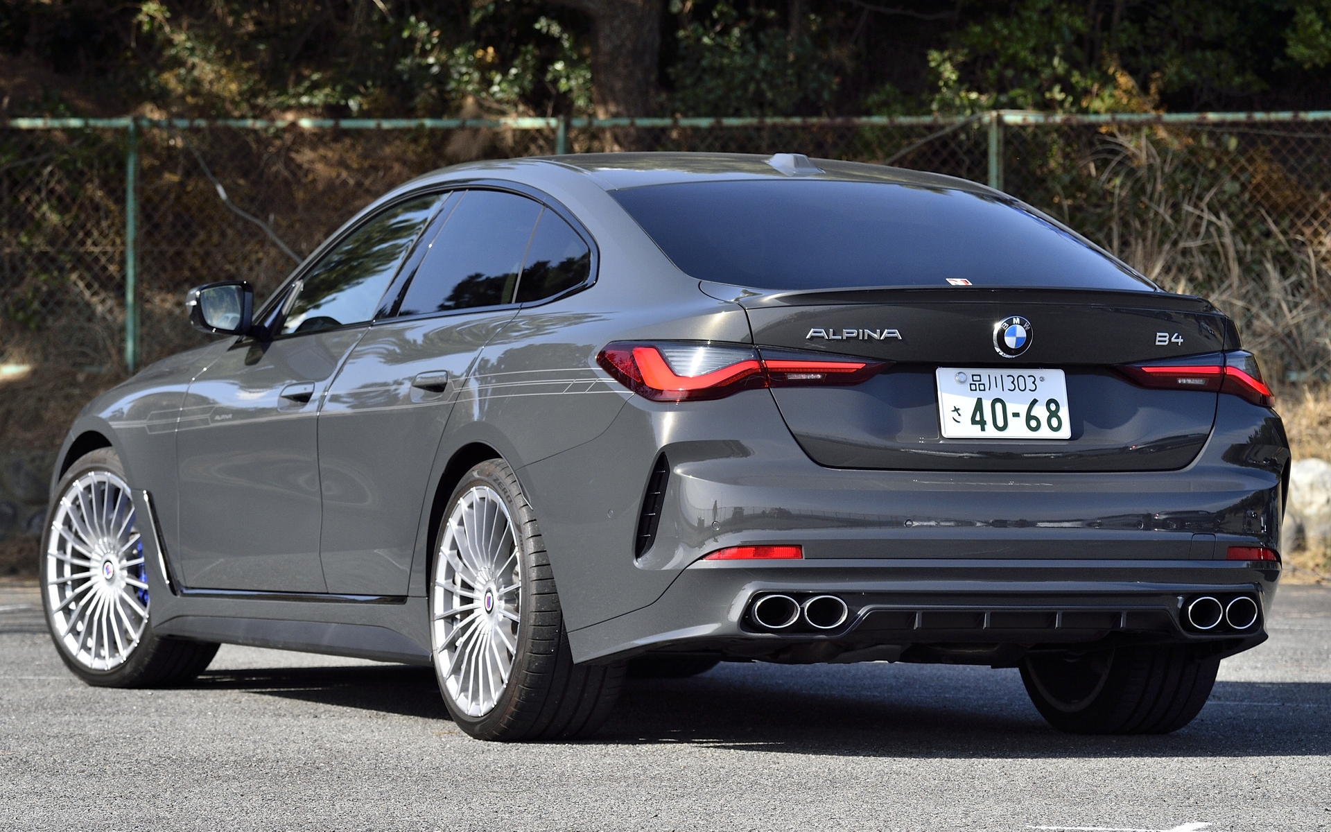 試乗車のボディカラーはドラバイト・グレー。価格は1420万円