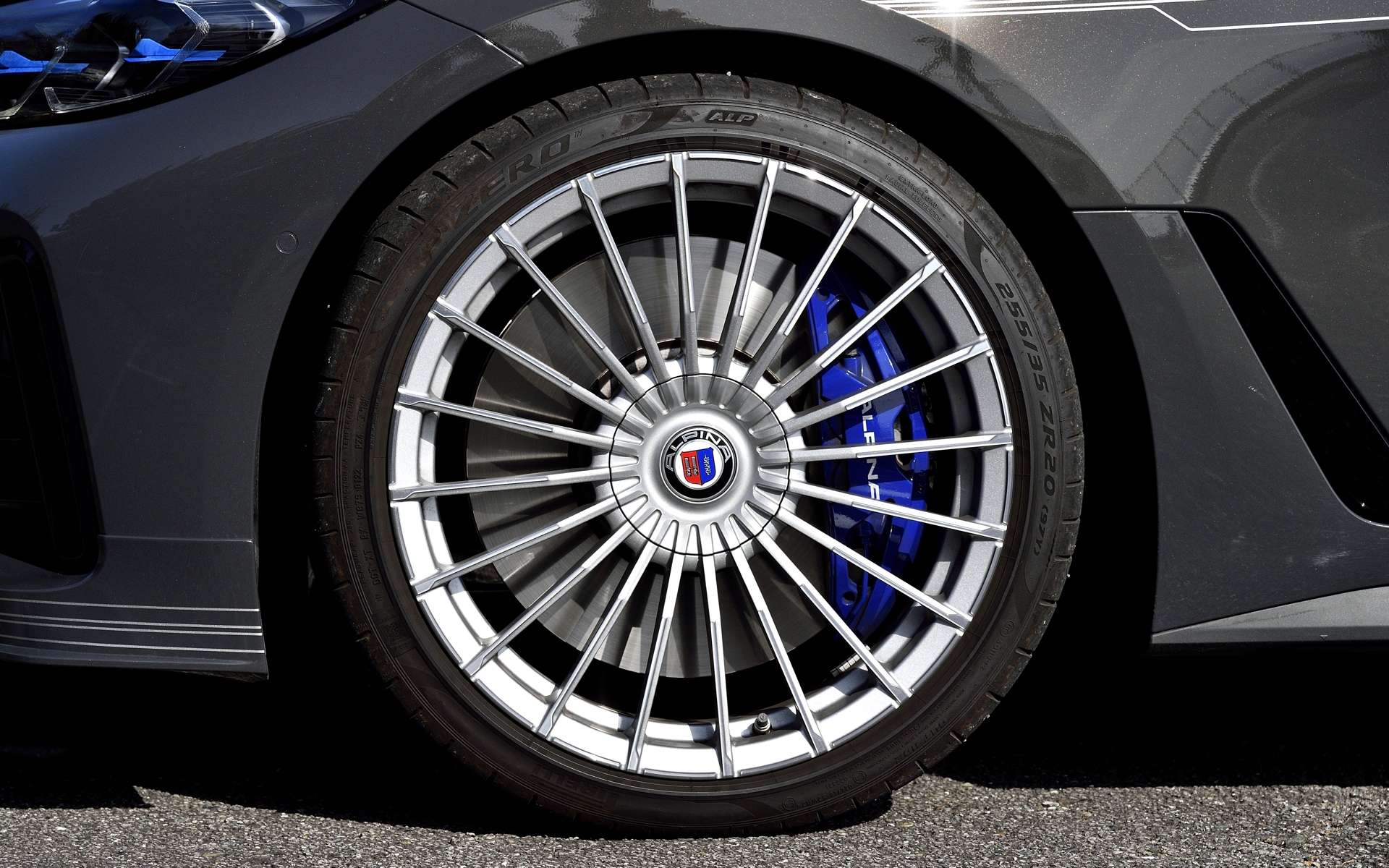 専用の20本スポークアルミ鍛造ホイール。タイヤはピレリ「P ZERO」のフロントは255/35 ZR20、リアは285/30 ZR20サイズを履く