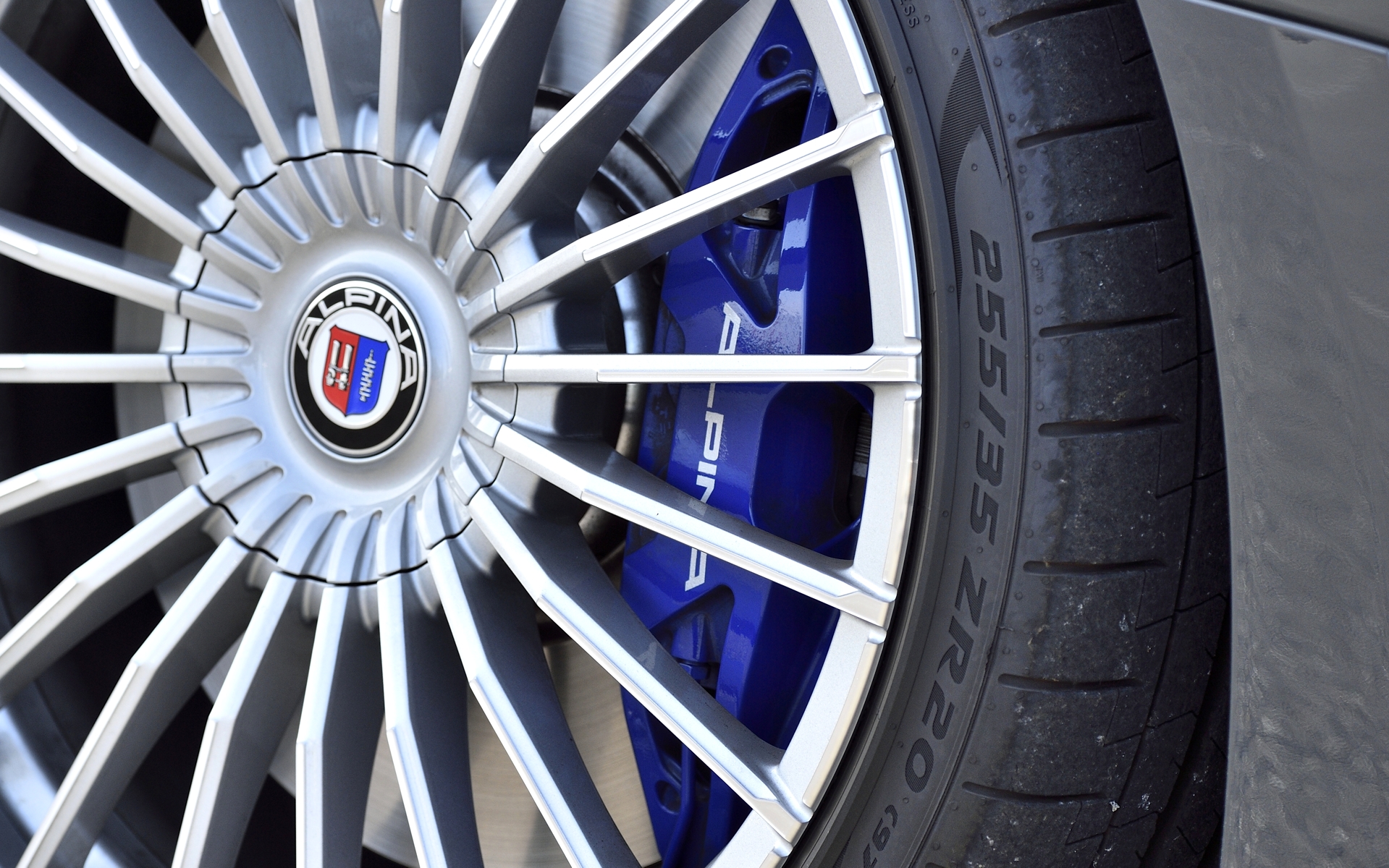 ALPINAロゴの入るブルーキャリパー