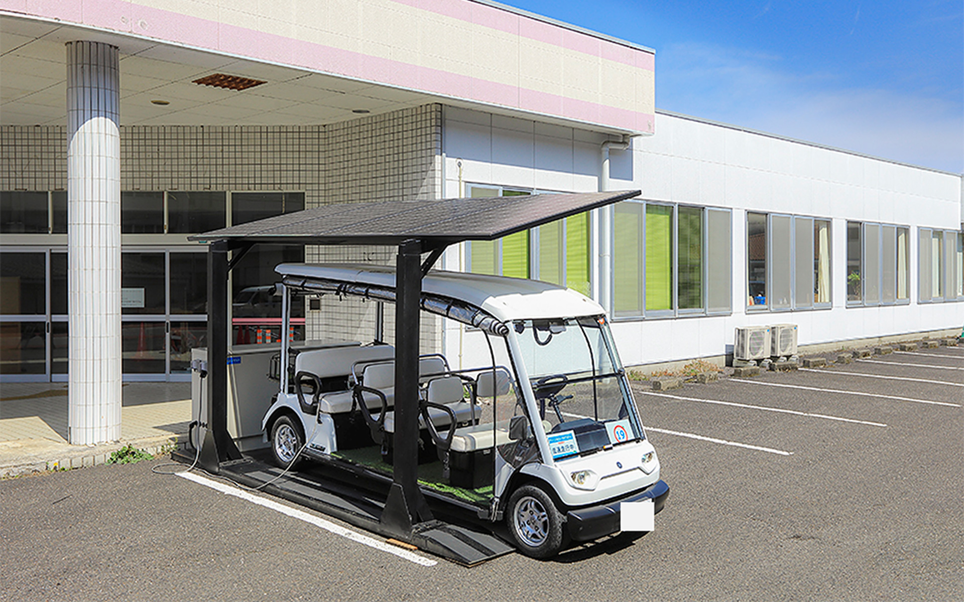 充電はT-PLAN製の給電設備「青空コンセント」で行なう